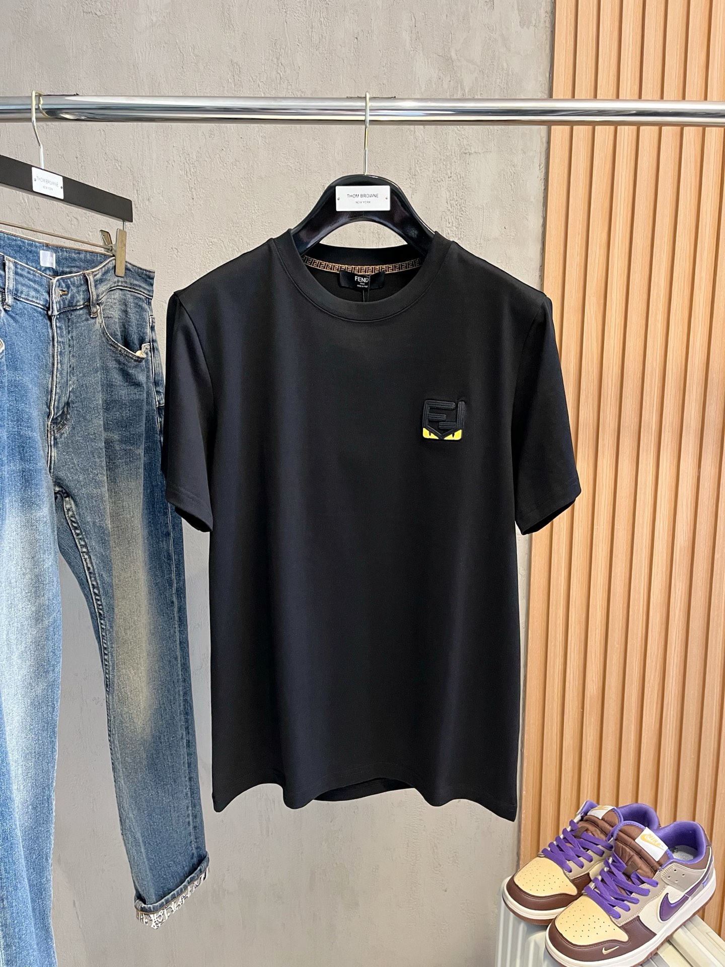  芬迪      ⚠️
重磅推荐！2025ss夏装新品 专柜在售 最新系列图案logo短袖T恤 必须人手