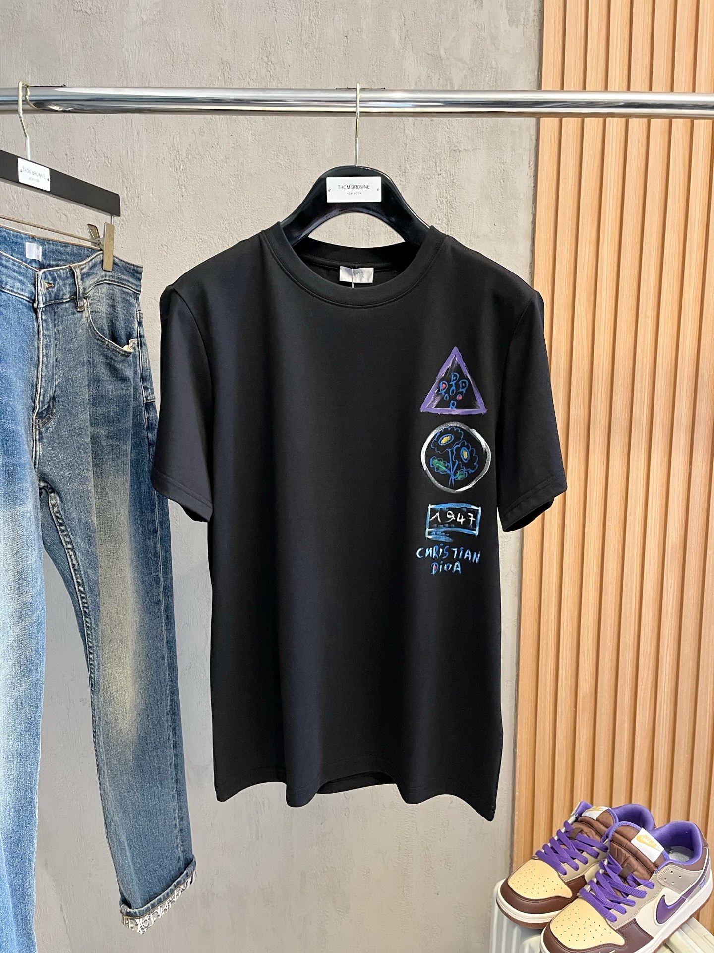  迪奥      ⚠️
重磅推荐！2025ss夏装新品 专柜在售 最新系列图案logo短袖T恤 必须人手