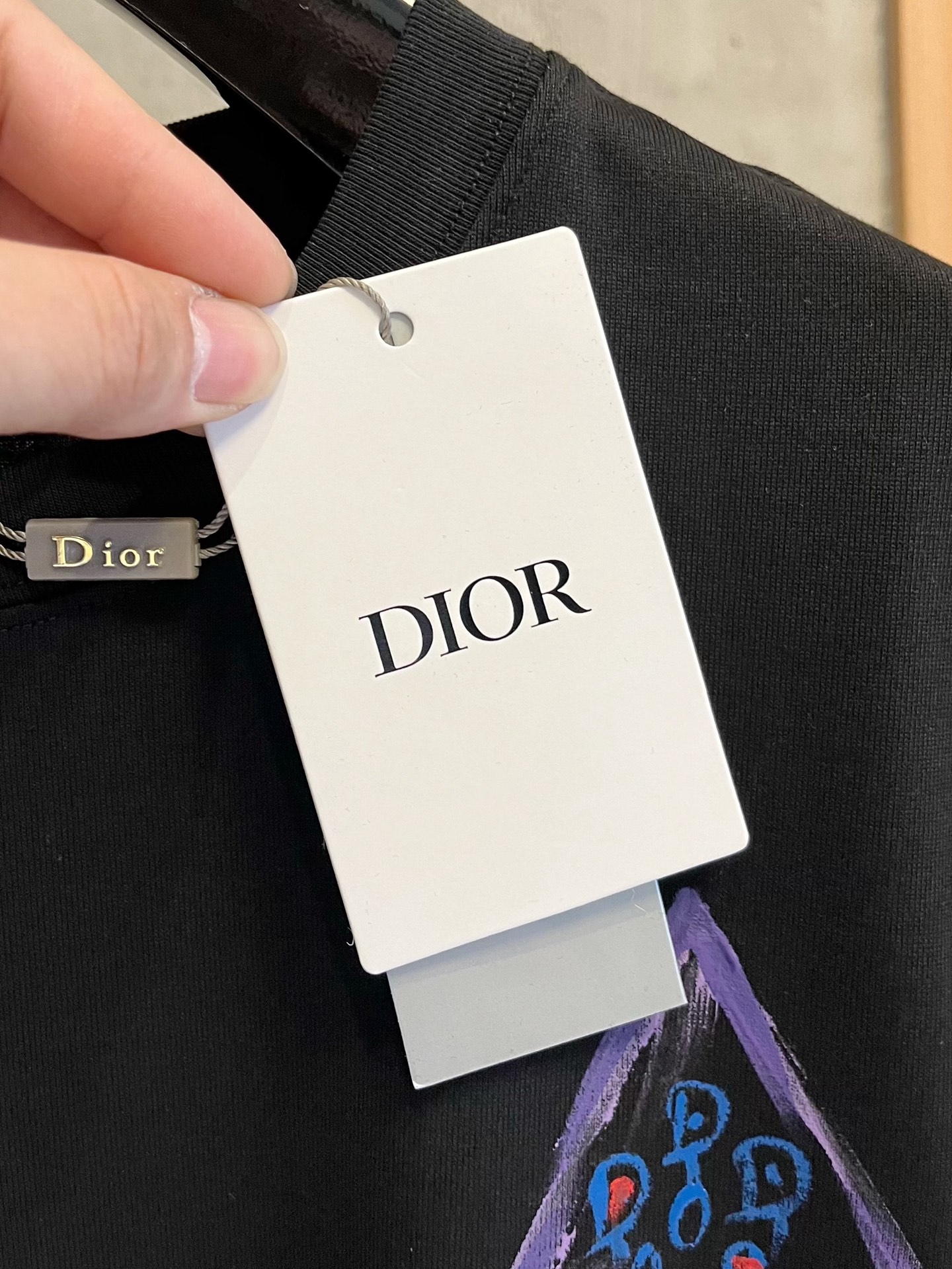  迪奥      ⚠️
重磅推荐！2025ss夏装新品 专柜在售 最新系列图案logo短袖T恤 必须人手