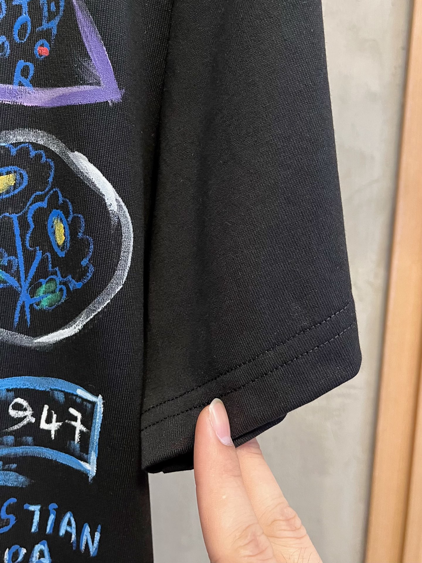  迪奥      ⚠️
重磅推荐！2025ss夏装新品 专柜在售 最新系列图案logo短袖T恤 必须人手