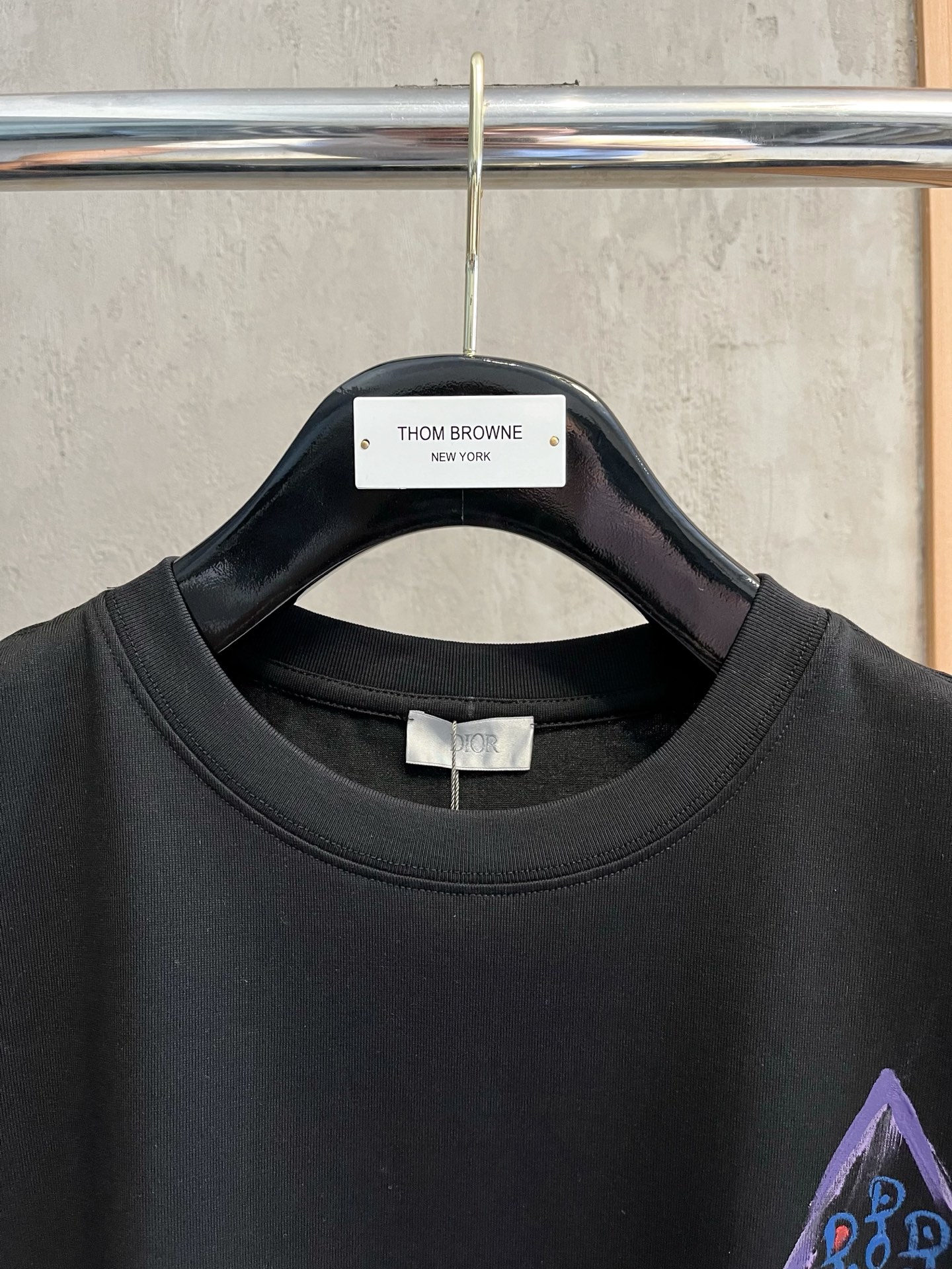  迪奥      ⚠️
重磅推荐！2025ss夏装新品 专柜在售 最新系列图案logo短袖T恤 必须人手