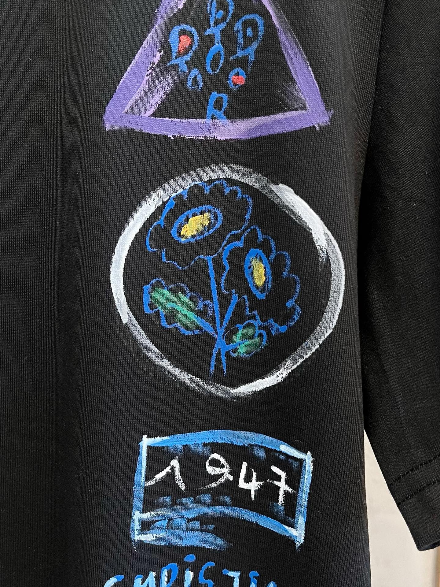  迪奥      ⚠️
重磅推荐！2025ss夏装新品 专柜在售 最新系列图案logo短袖T恤 必须人手