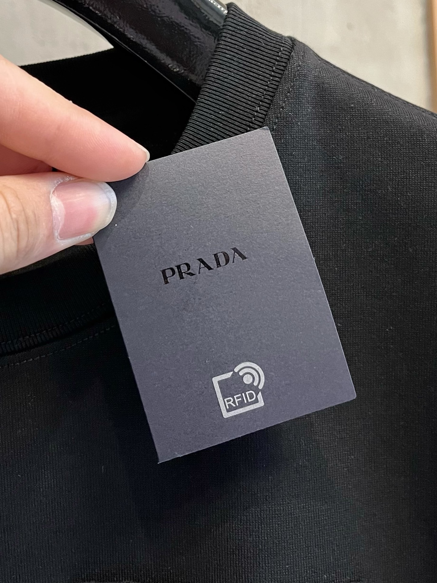  普拉达      ⚠️
重磅推荐！2025ss夏装新品 专柜在售 最新系列图案logo短袖T恤 必须人