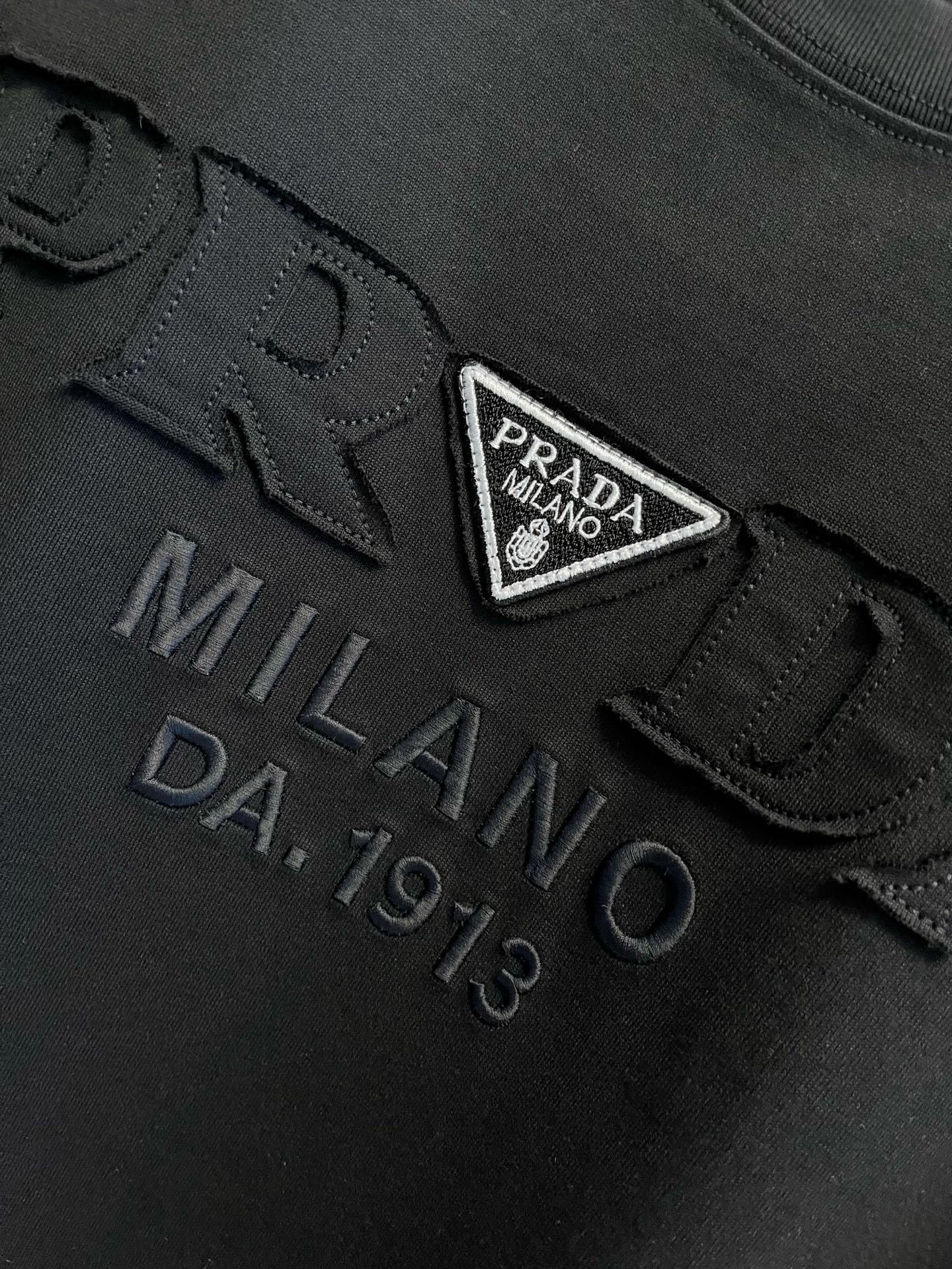  普拉达      ⚠️
重磅推荐！2025ss夏装新品 专柜在售 最新系列图案logo短袖T恤 必须人