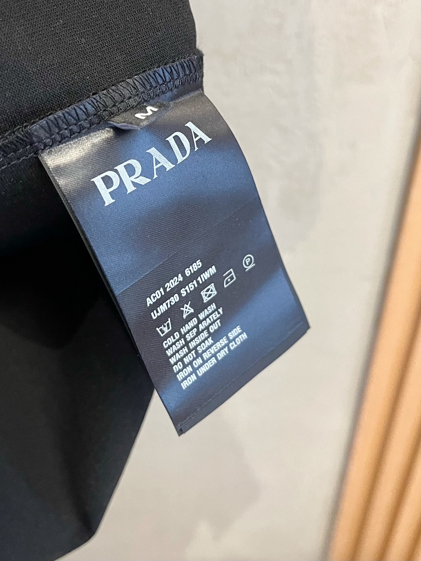  普拉达      ⚠️
重磅推荐！2025ss夏装新品 专柜在售 最新系列图案logo短袖T恤 必须人