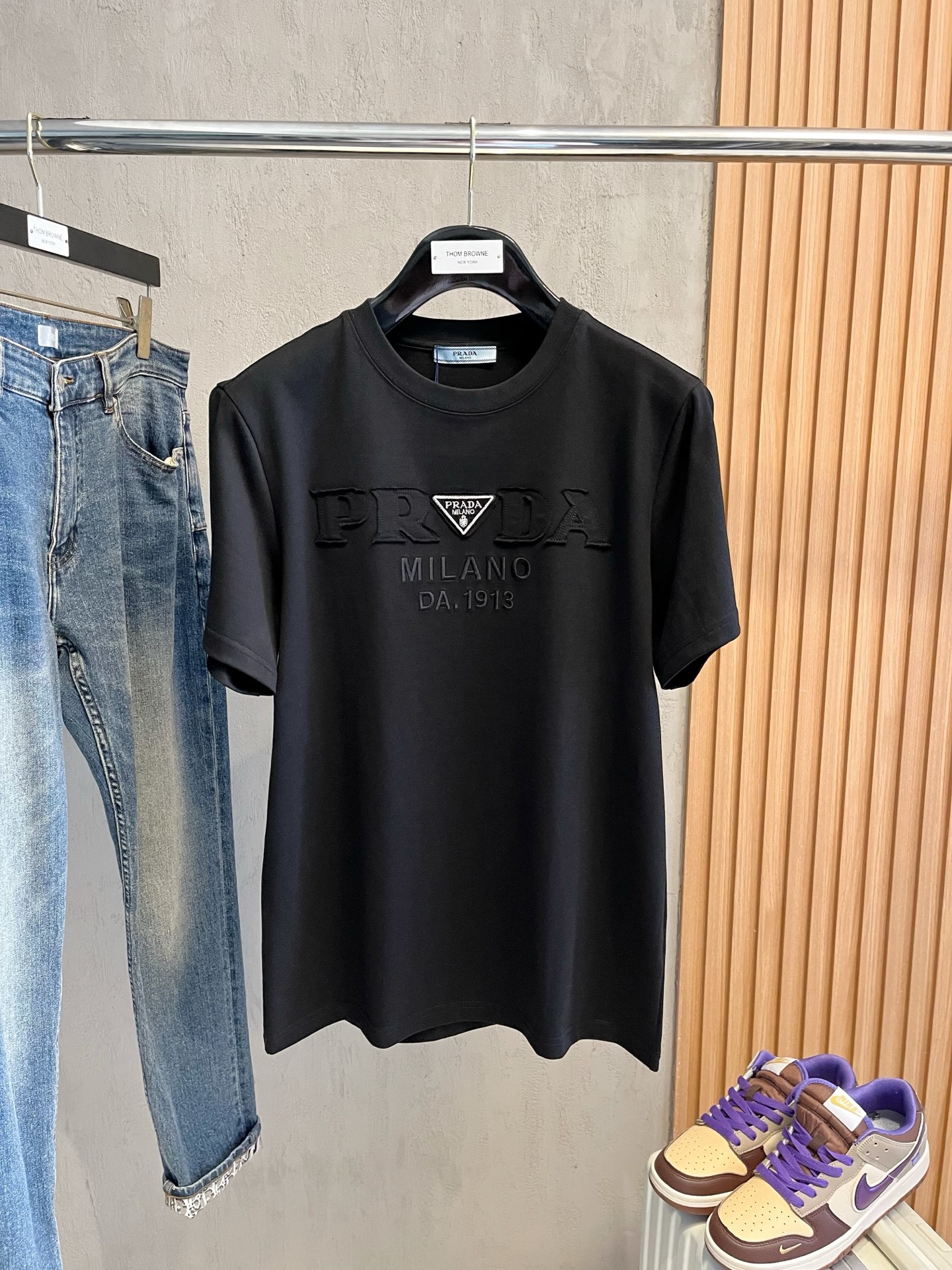  普拉达      ⚠️
重磅推荐！2025ss夏装新品 专柜在售 最新系列图案logo短袖T恤 必须人