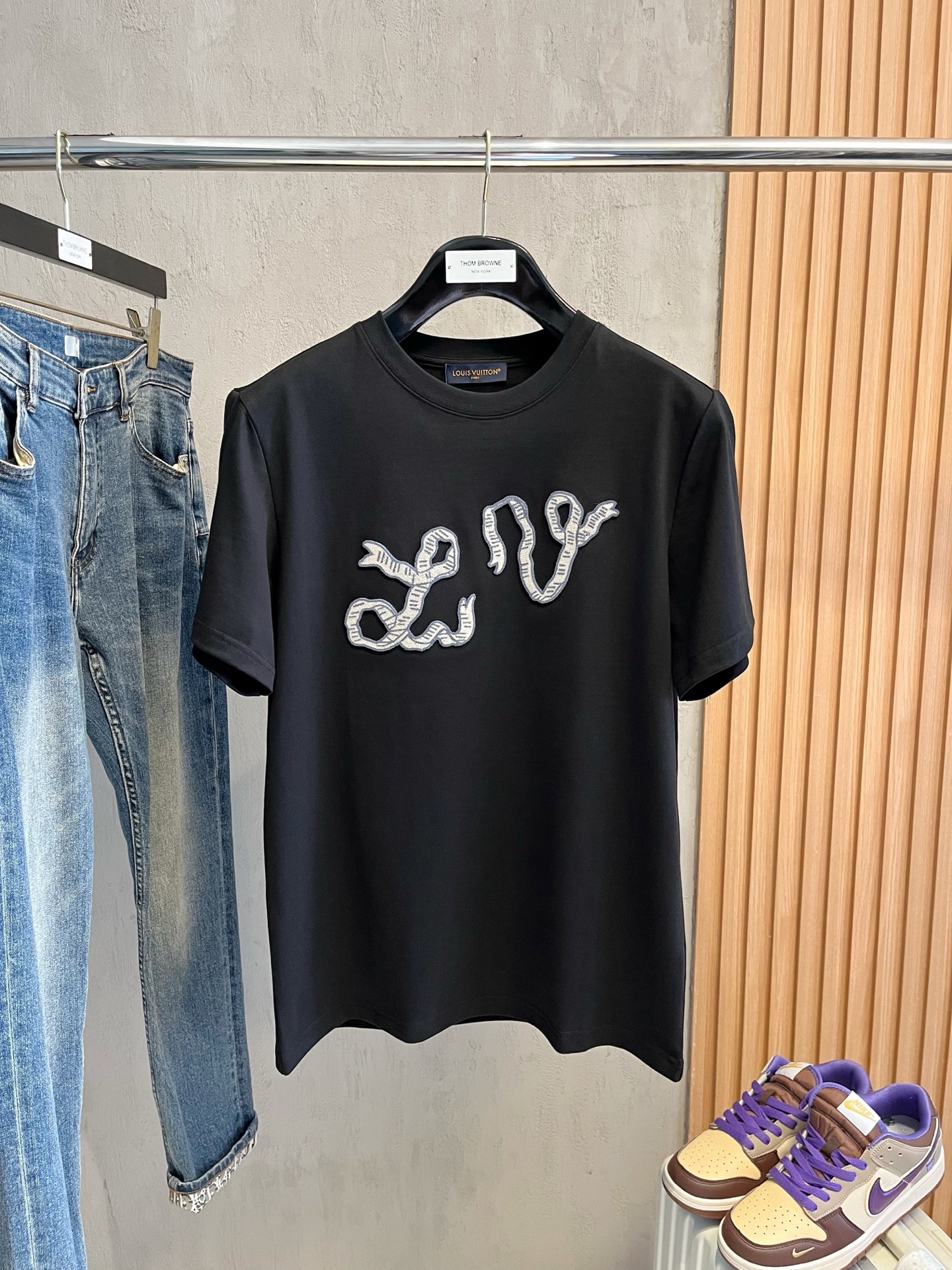  LV      ⚠️
重磅推荐！2025ss夏装新品 专柜在售 最新系列图案logo短袖T恤 必须人手