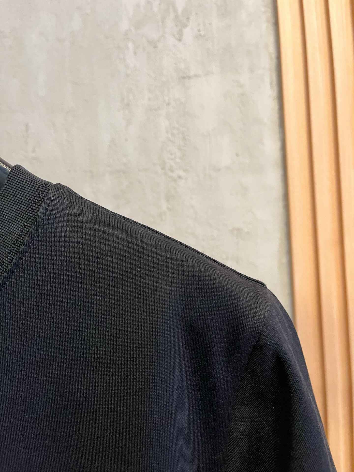  LV      ⚠️
重磅推荐！2025ss夏装新品 专柜在售 最新系列图案logo短袖T恤 必须人手