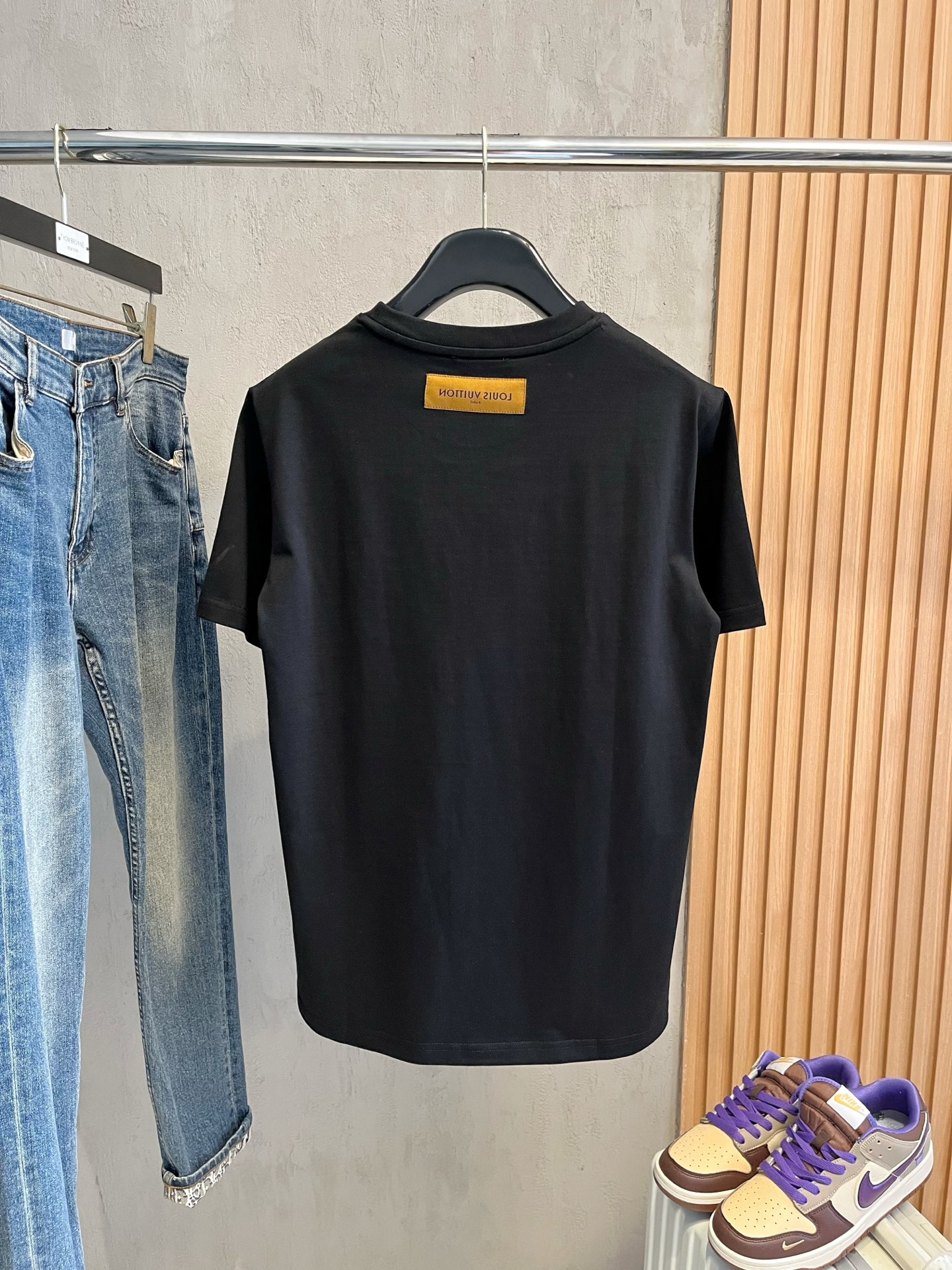  LV      ⚠️
重磅推荐！2025ss夏装新品 专柜在售 最新系列图案logo短袖T恤 必须人手