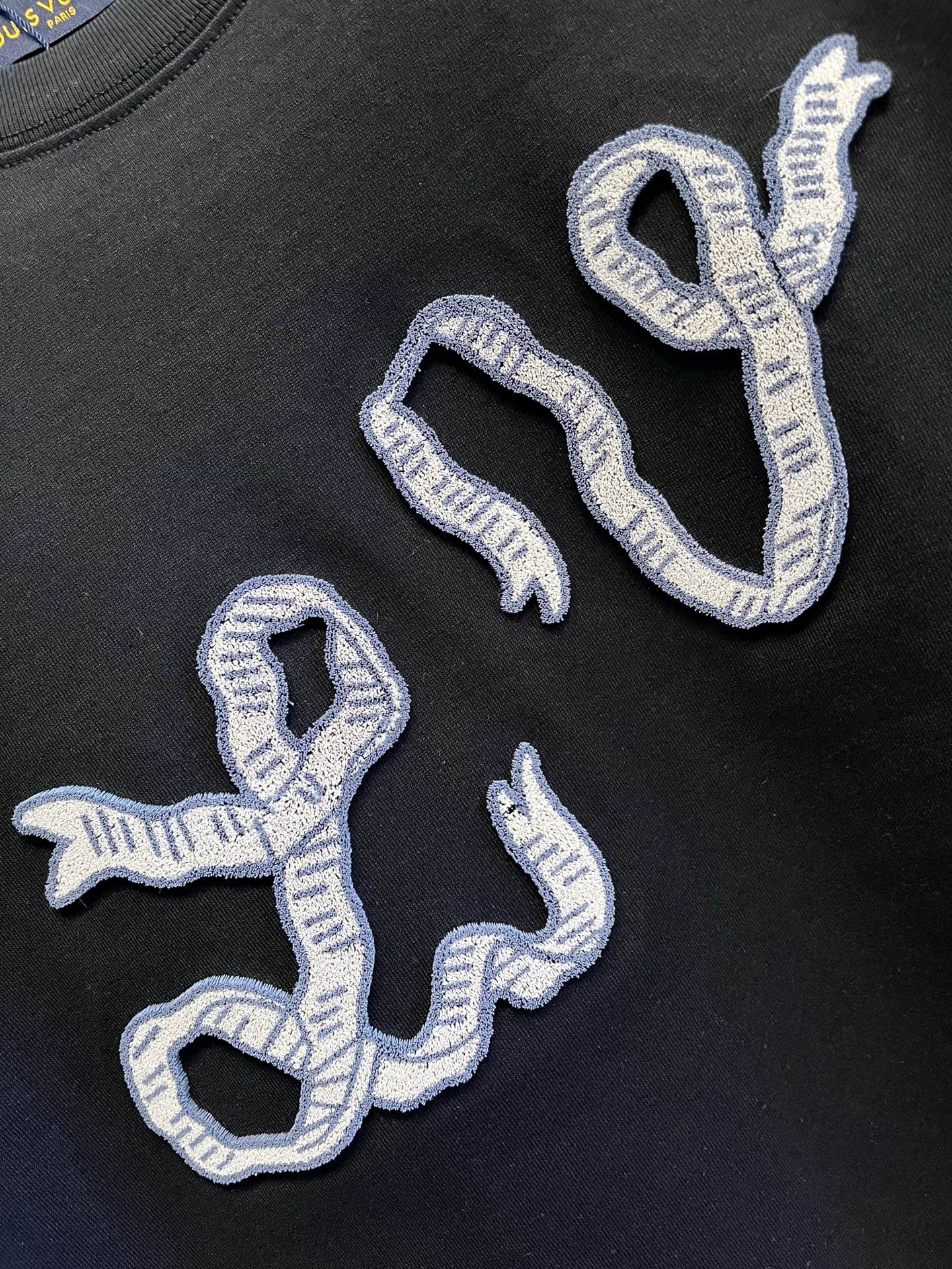  LV      ⚠️
重磅推荐！2025ss夏装新品 专柜在售 最新系列图案logo短袖T恤 必须人手