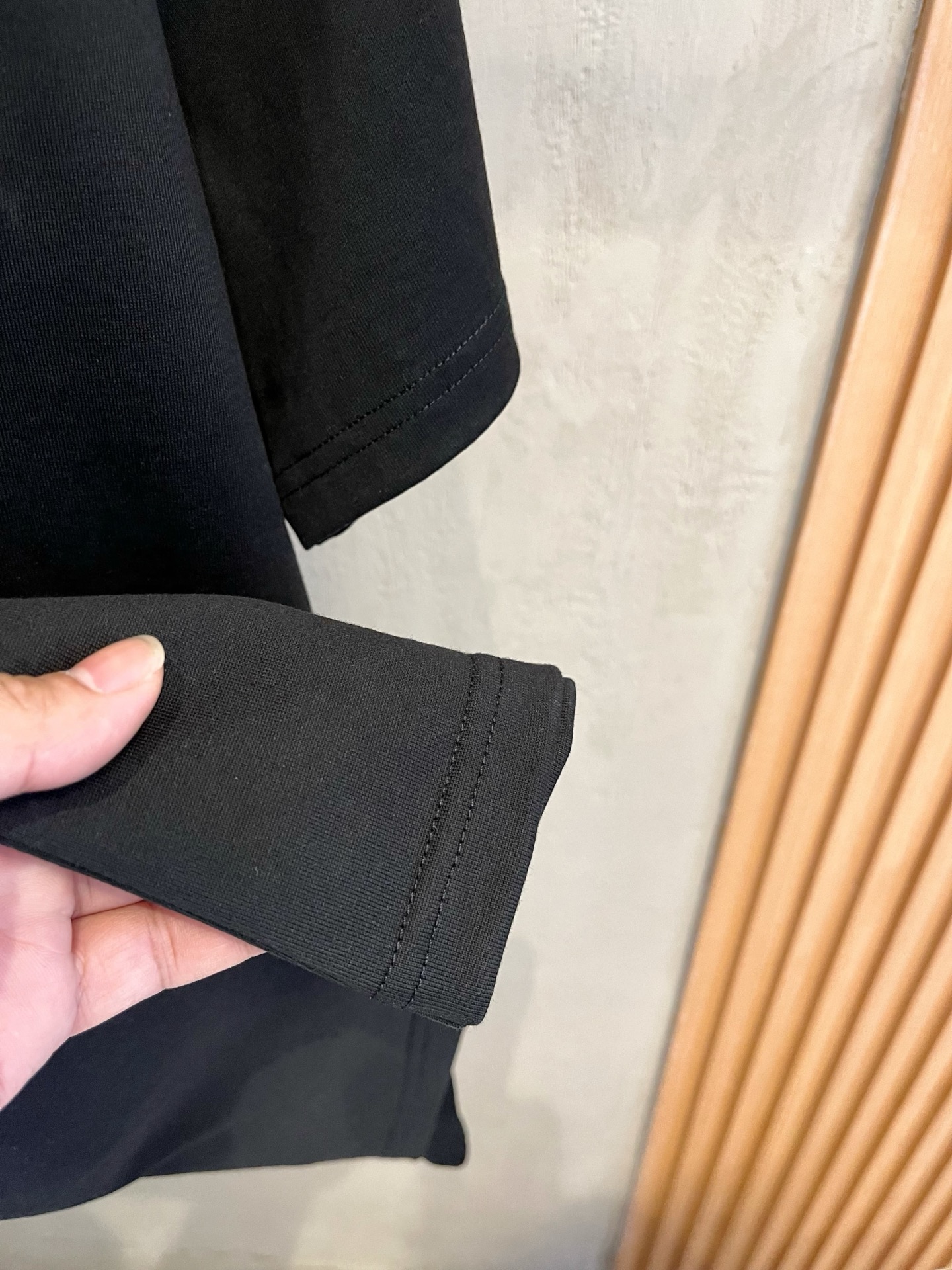  LV      ⚠️
重磅推荐！2025ss夏装新品 专柜在售 最新系列图案logo短袖T恤 必须人手