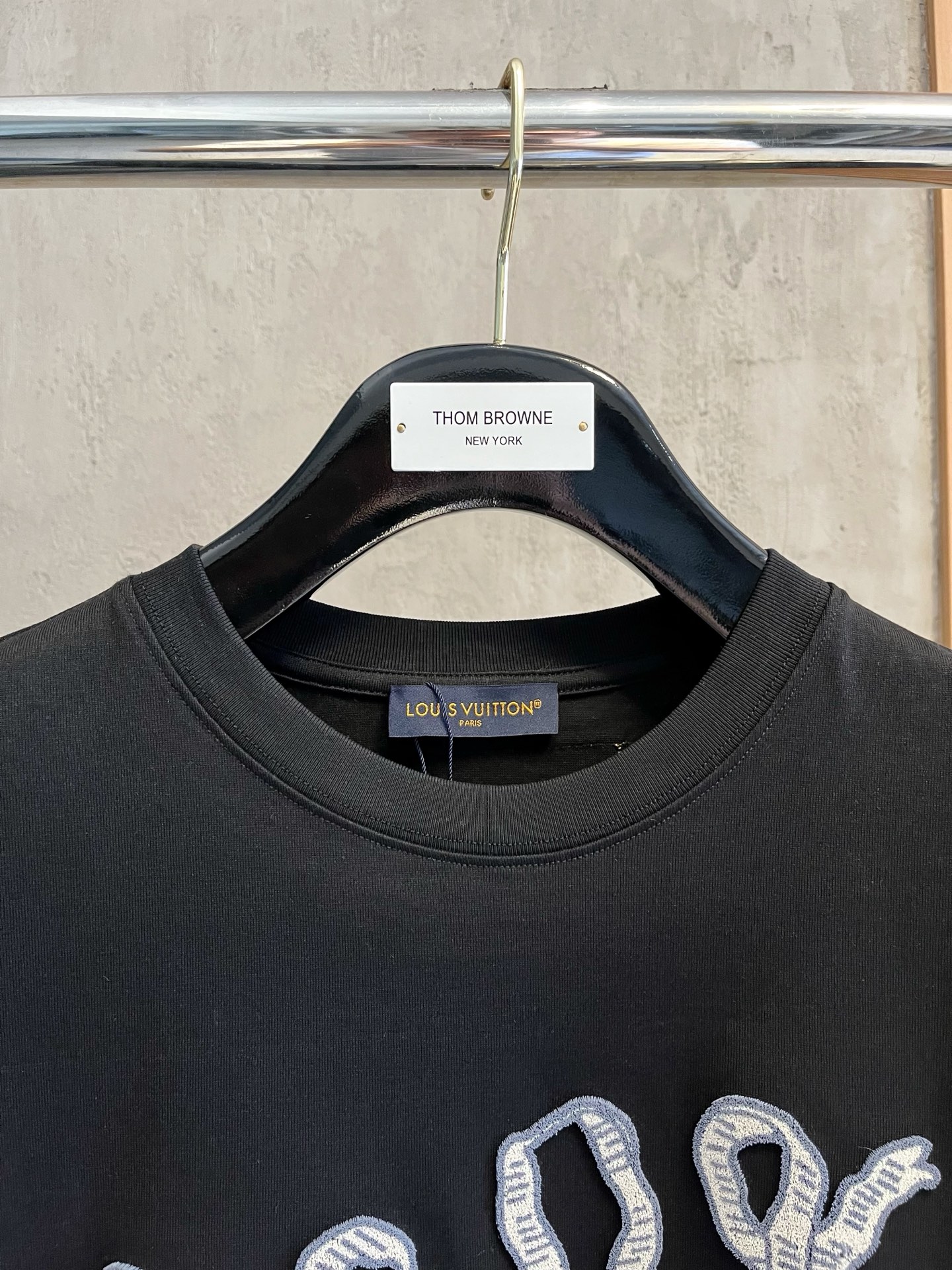  LV      ⚠️
重磅推荐！2025ss夏装新品 专柜在售 最新系列图案logo短袖T恤 必须人手