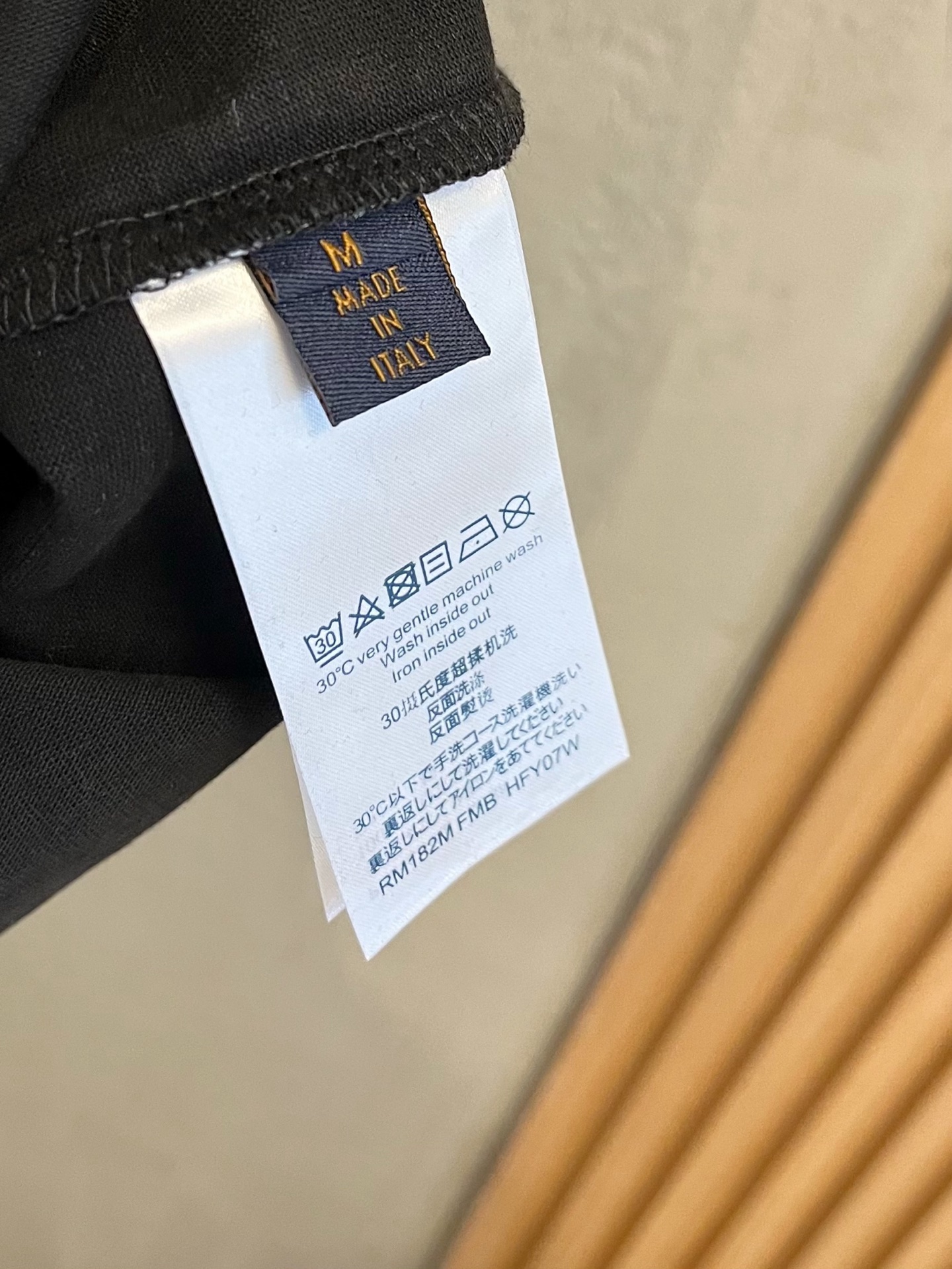  LV      ⚠️
重磅推荐！2025ss夏装新品 专柜在售 最新系列图案logo短袖T恤 必须人手