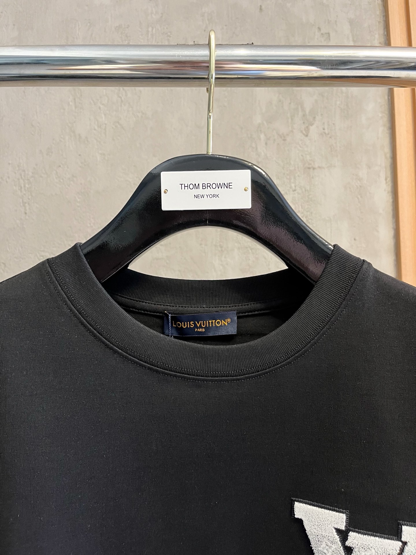  LV      ⚠️
重磅推荐！2025ss夏装新品 专柜在售 最新系列图案logo短袖T恤 必须人手