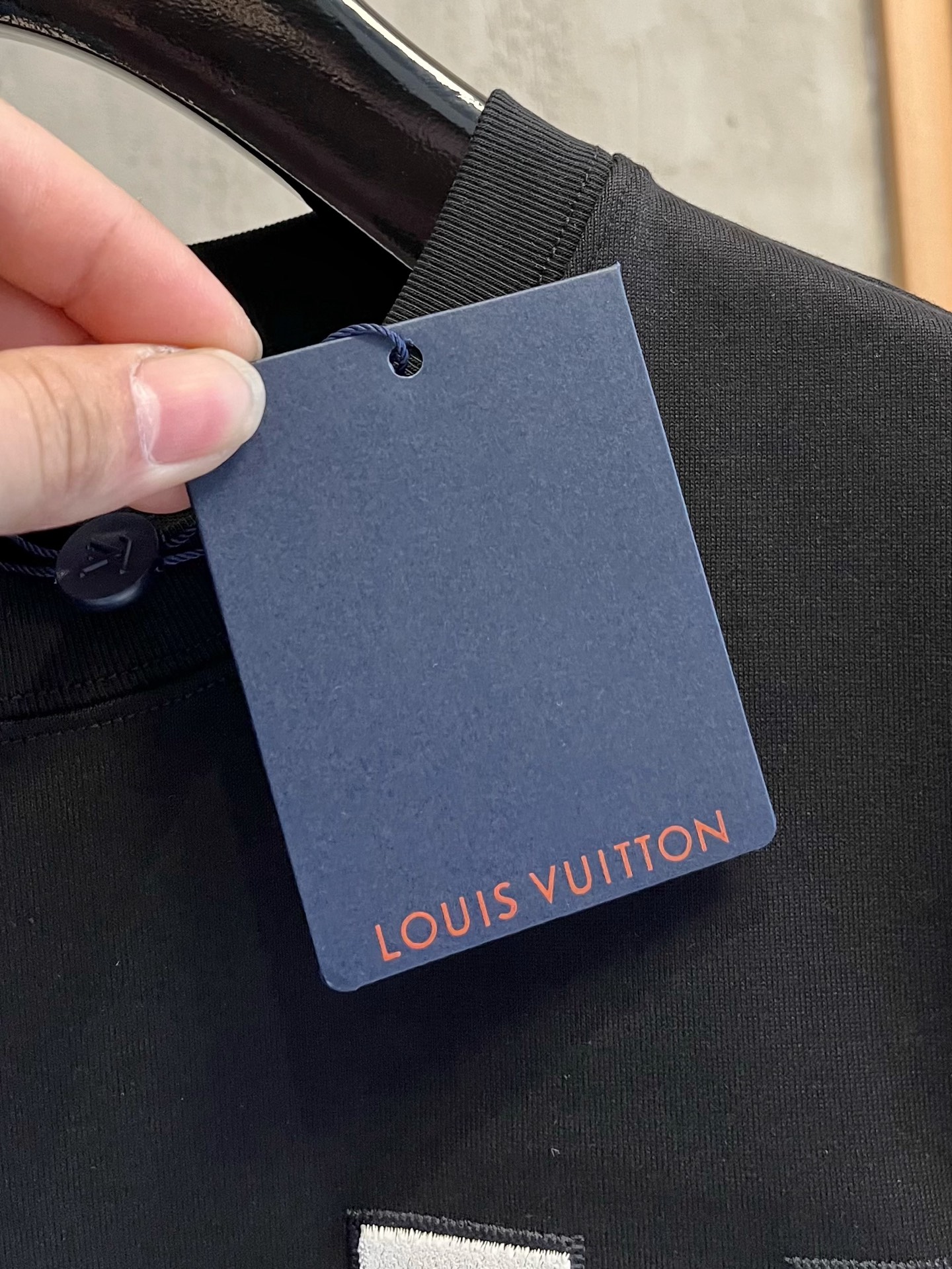  LV      ⚠️
重磅推荐！2025ss夏装新品 专柜在售 最新系列图案logo短袖T恤 必须人手