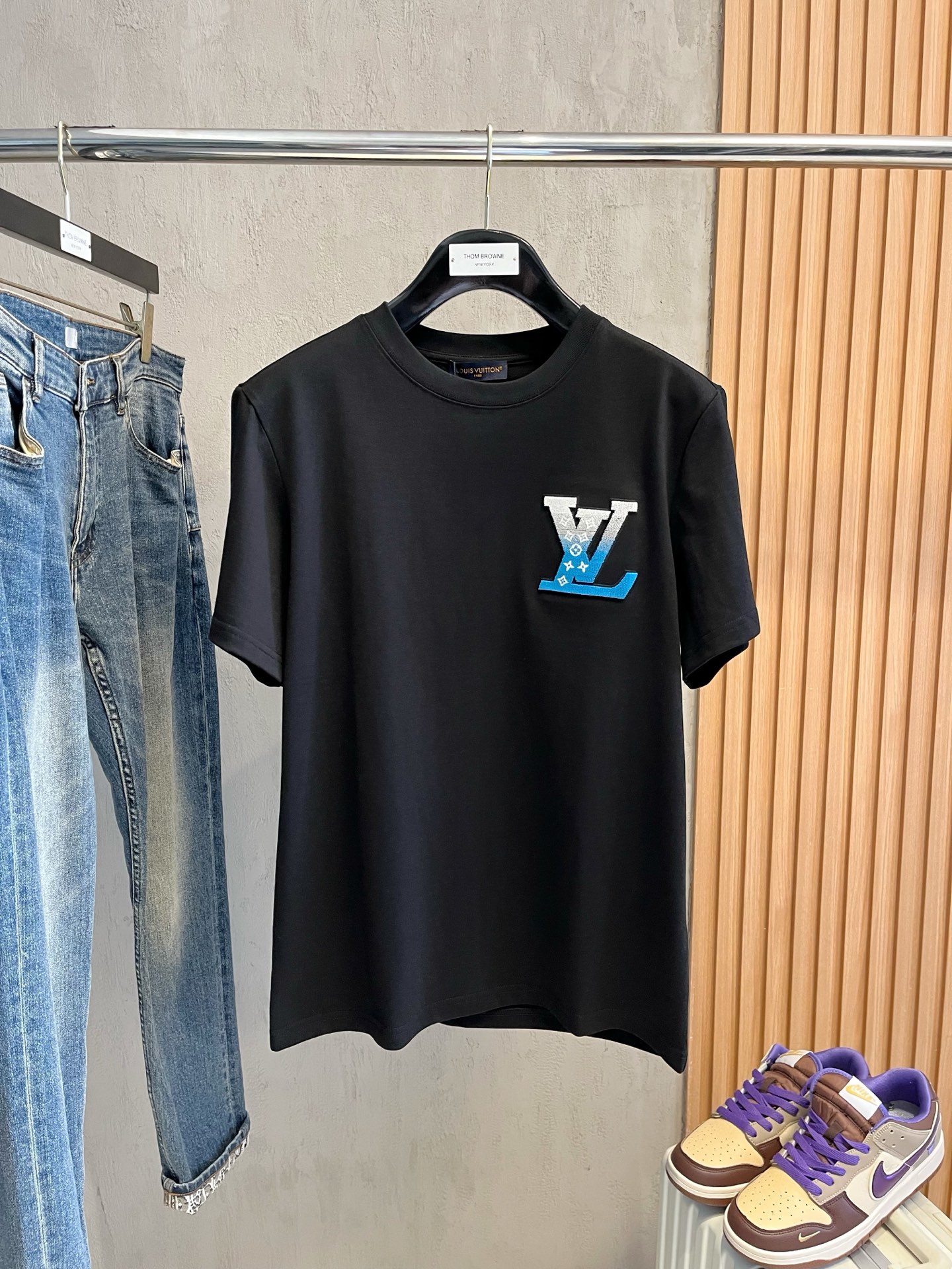  LV      ⚠️
重磅推荐！2025ss夏装新品 专柜在售 最新系列图案logo短袖T恤 必须人手