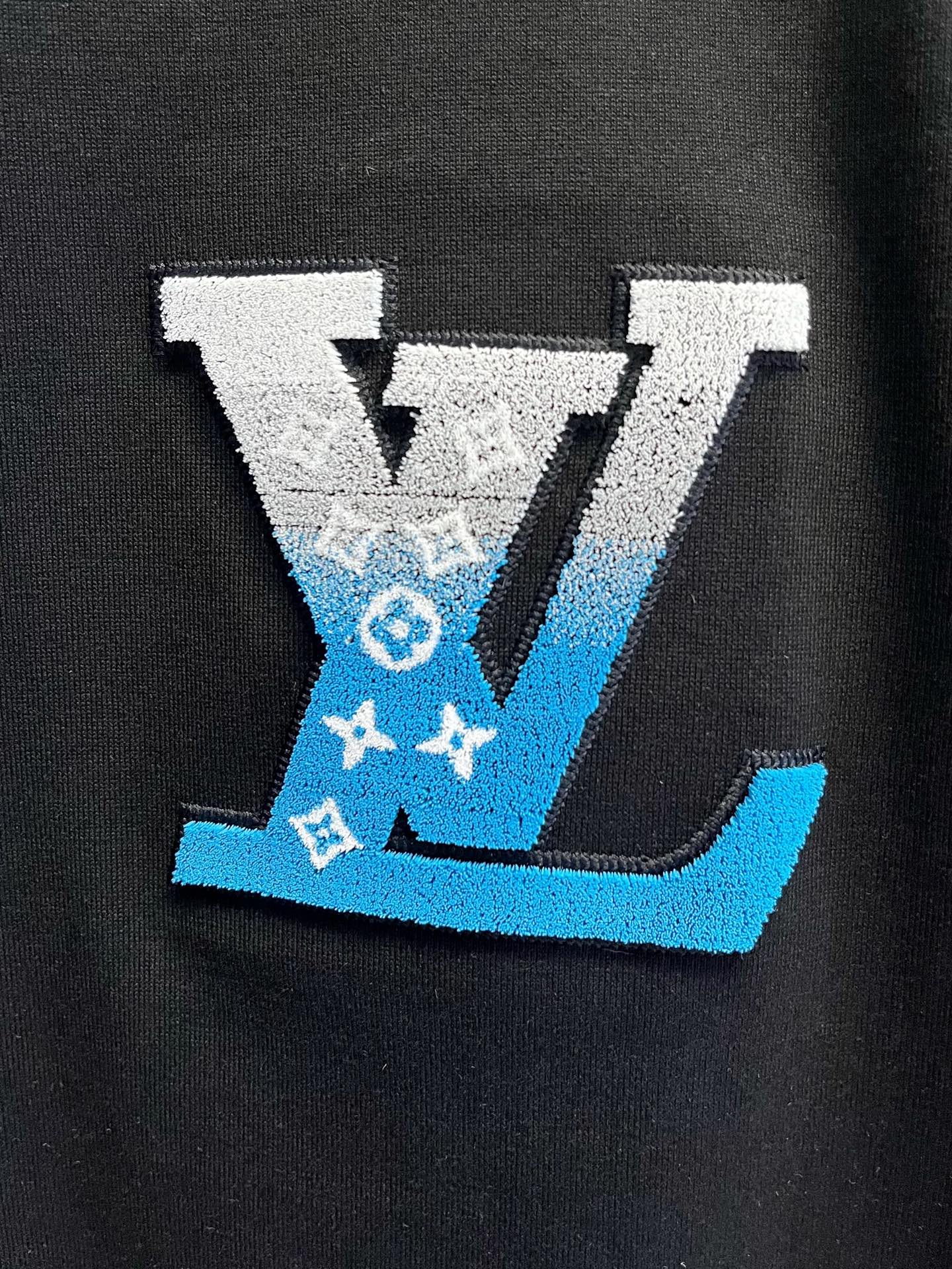  LV      ⚠️
重磅推荐！2025ss夏装新品 专柜在售 最新系列图案logo短袖T恤 必须人手