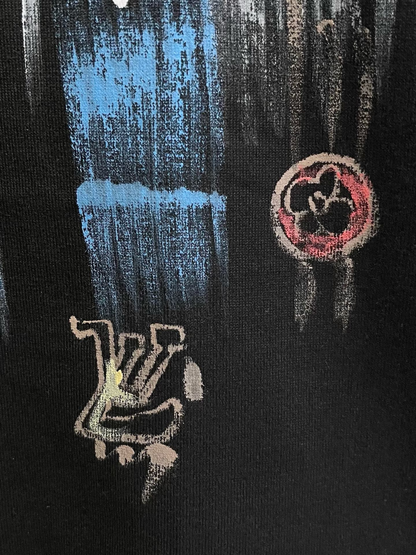  LV      ⚠️
重磅推荐！2025ss夏装新品 专柜在售 最新系列图案logo短袖T恤 必须人手