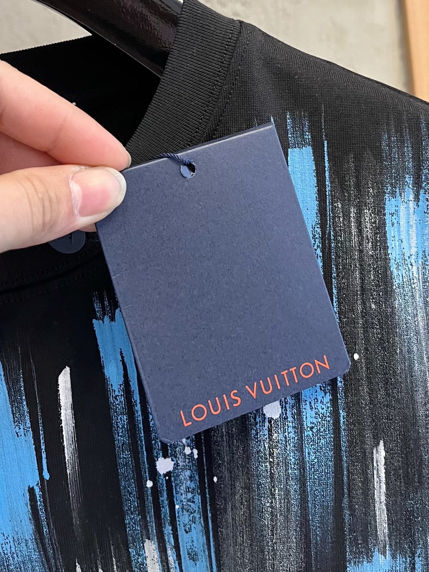  LV      ⚠️
重磅推荐！2025ss夏装新品 专柜在售 最新系列图案logo短袖T恤 必须人手