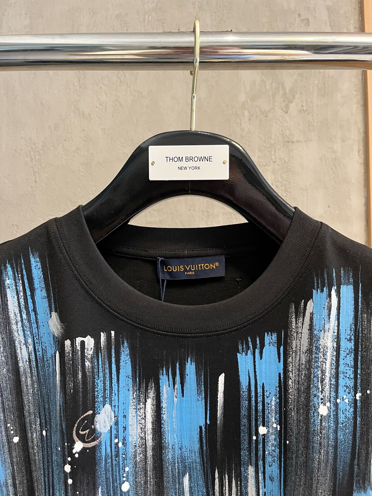  LV      ⚠️
重磅推荐！2025ss夏装新品 专柜在售 最新系列图案logo短袖T恤 必须人手