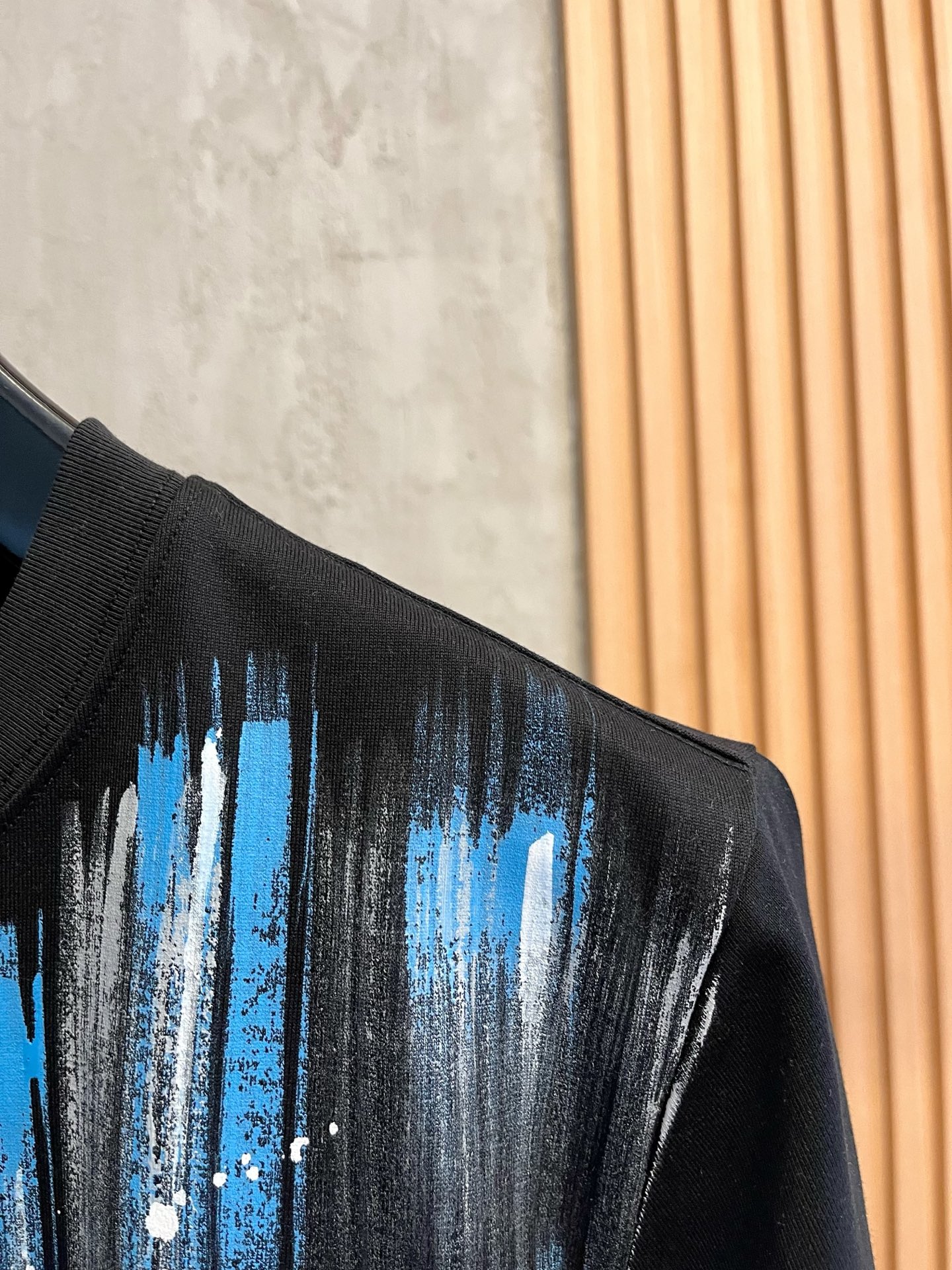  LV      ⚠️
重磅推荐！2025ss夏装新品 专柜在售 最新系列图案logo短袖T恤 必须人手