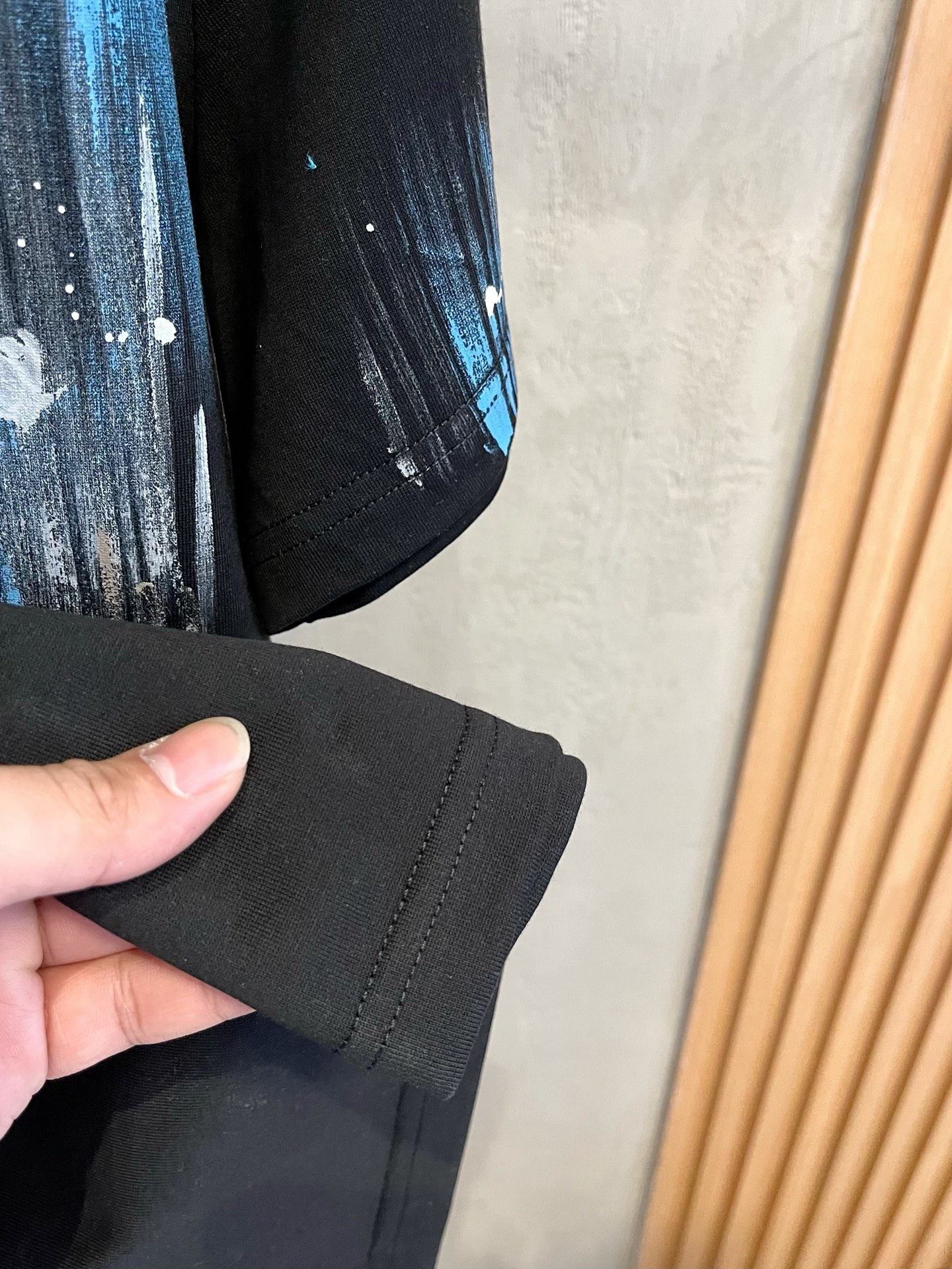  LV      ⚠️
重磅推荐！2025ss夏装新品 专柜在售 最新系列图案logo短袖T恤 必须人手