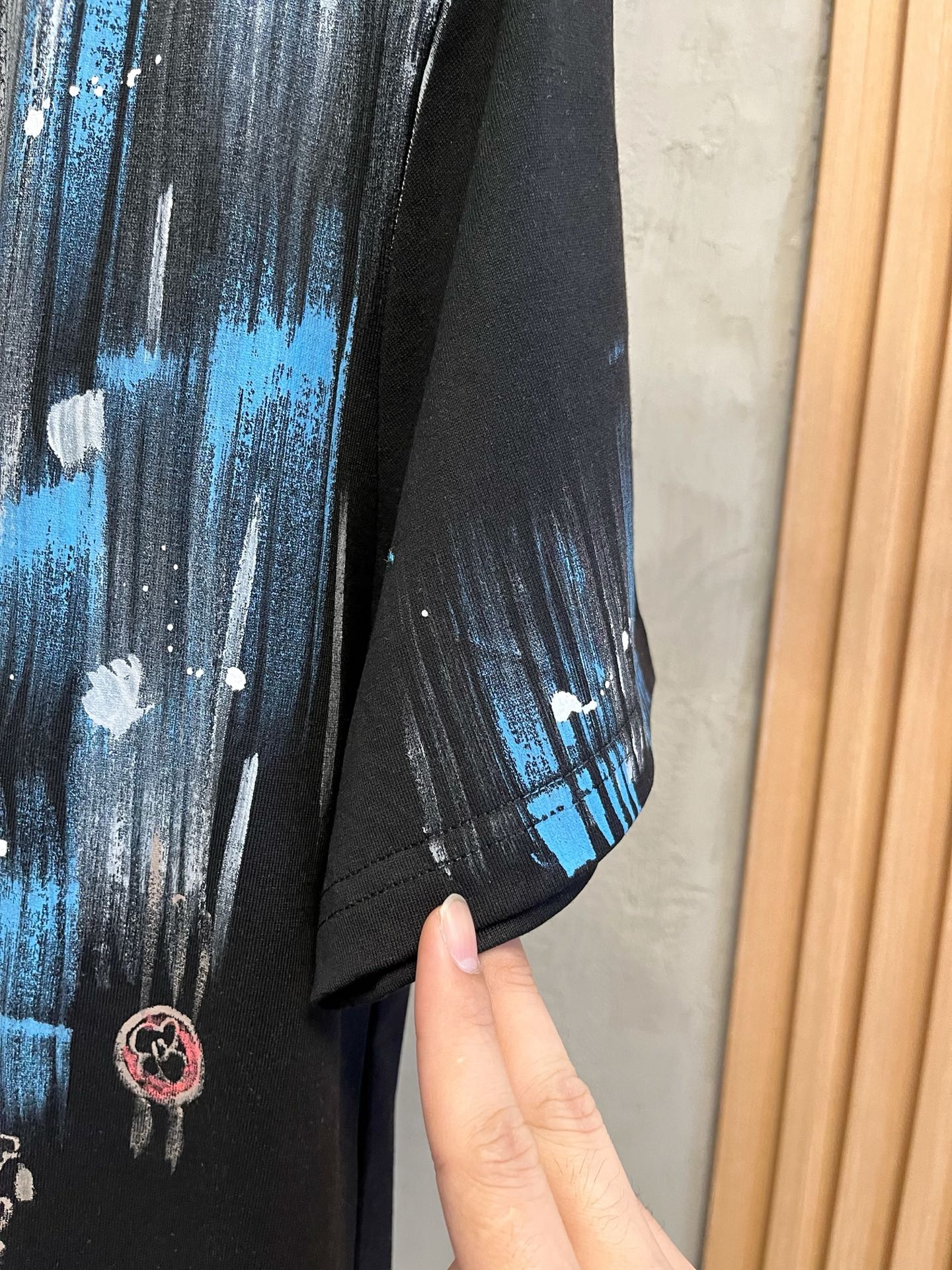  LV      ⚠️
重磅推荐！2025ss夏装新品 专柜在售 最新系列图案logo短袖T恤 必须人手