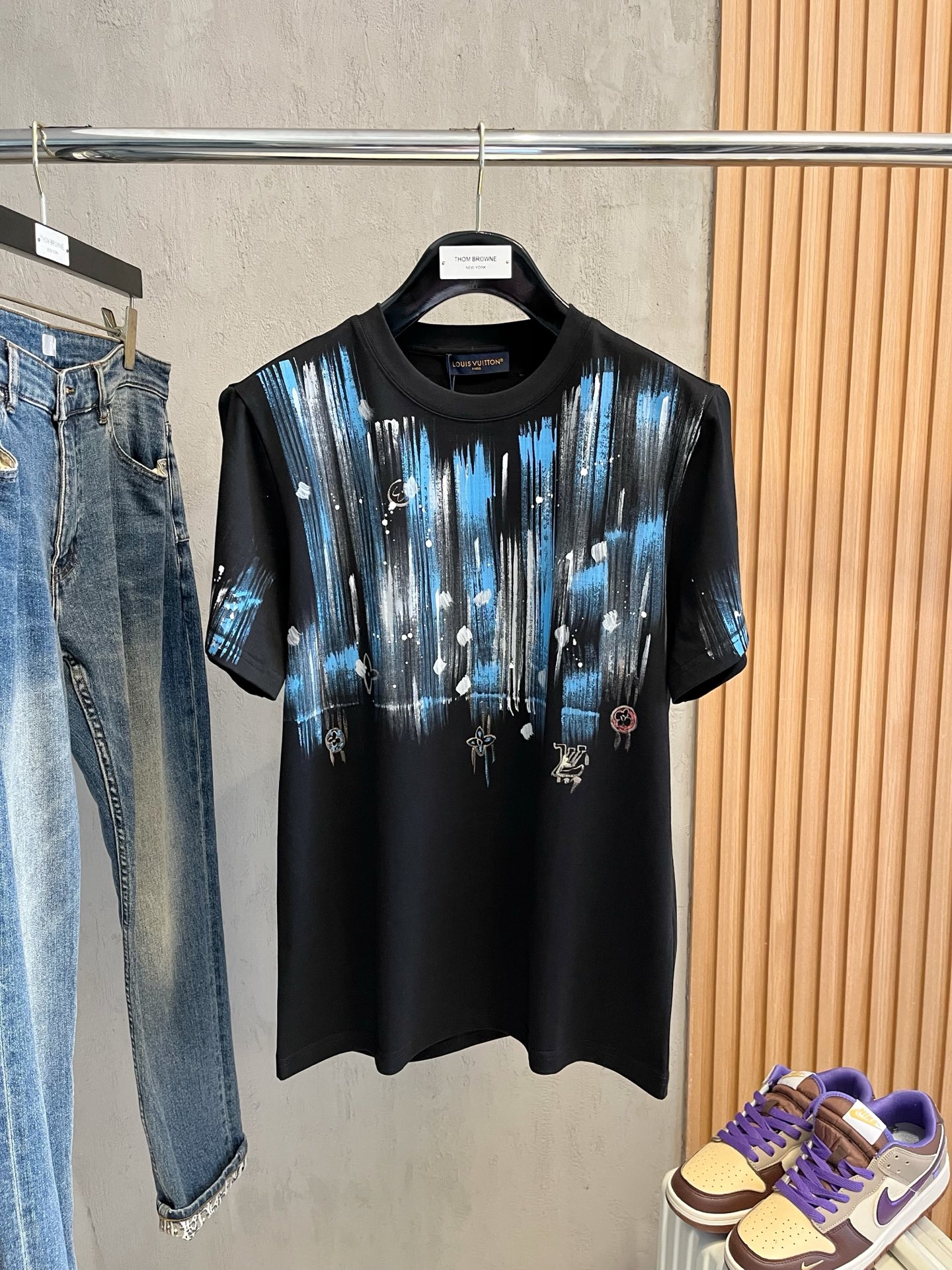  LV      ⚠️
重磅推荐！2025ss夏装新品 专柜在售 最新系列图案logo短袖T恤 必须人手