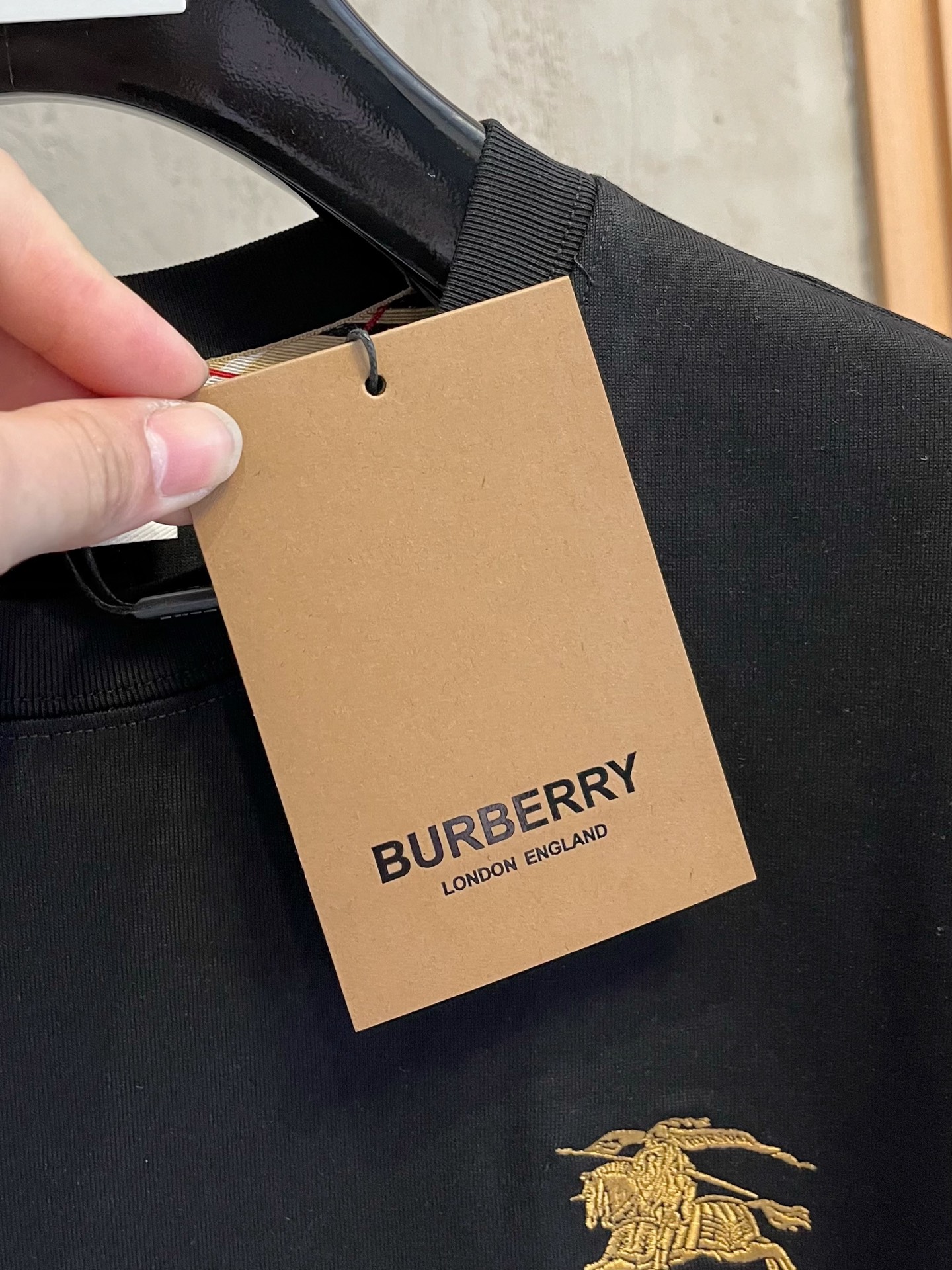  巴宝莉      ⚠️
重磅推荐！2025ss夏装新品 专柜在售 最新系列图案logo短袖T恤 必须人