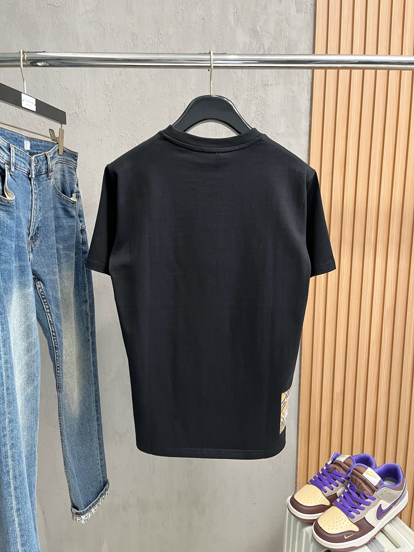  巴宝莉      ⚠️
重磅推荐！2025ss夏装新品 专柜在售 最新系列图案logo短袖T恤 必须人