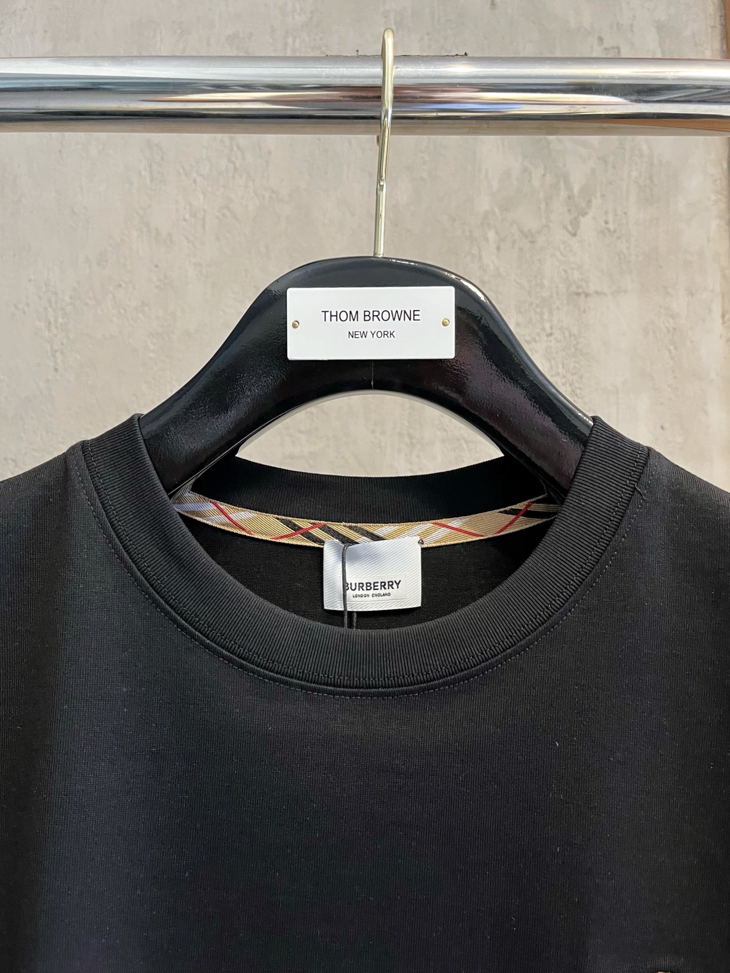  巴宝莉      ⚠️
重磅推荐！2025ss夏装新品 专柜在售 最新系列图案logo短袖T恤 必须人