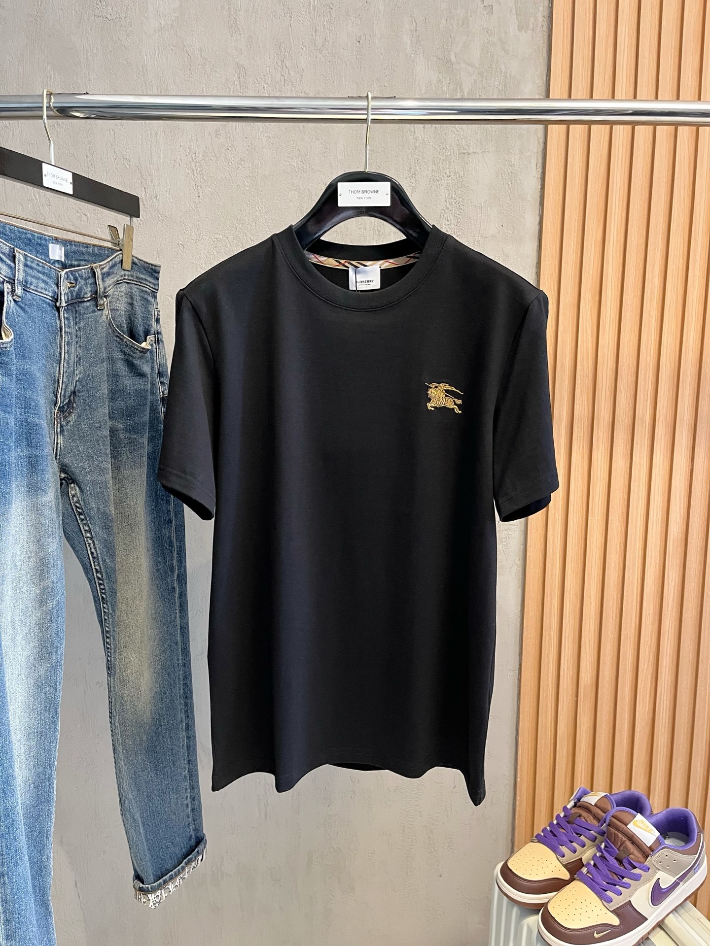  巴宝莉      ⚠️
重磅推荐！2025ss夏装新品 专柜在售 最新系列图案logo短袖T恤 必须人