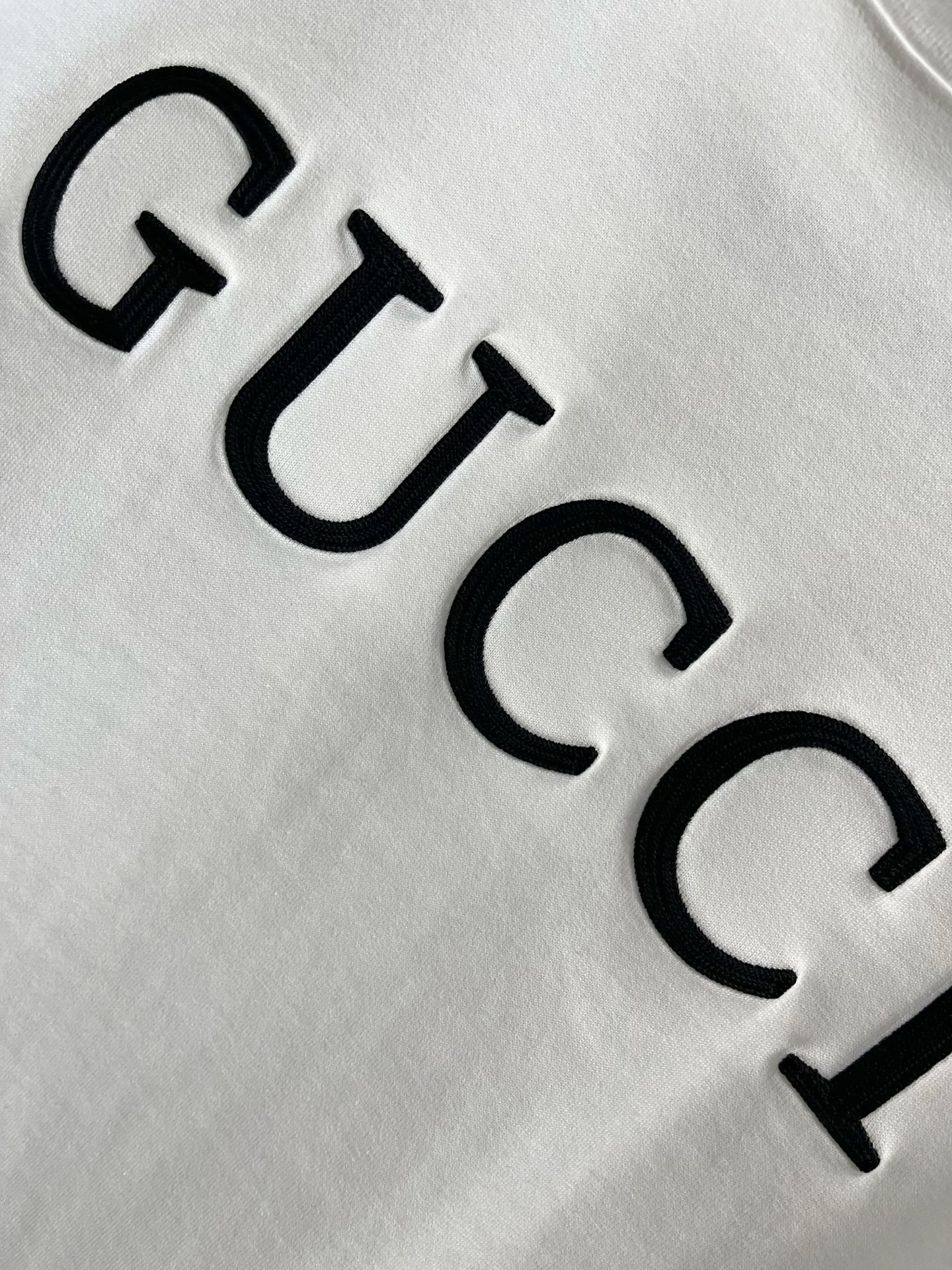  古驰      ⚠️
重磅推荐！2025ss夏装新品 专柜在售 最新系列图案logo短袖T恤 必须人手