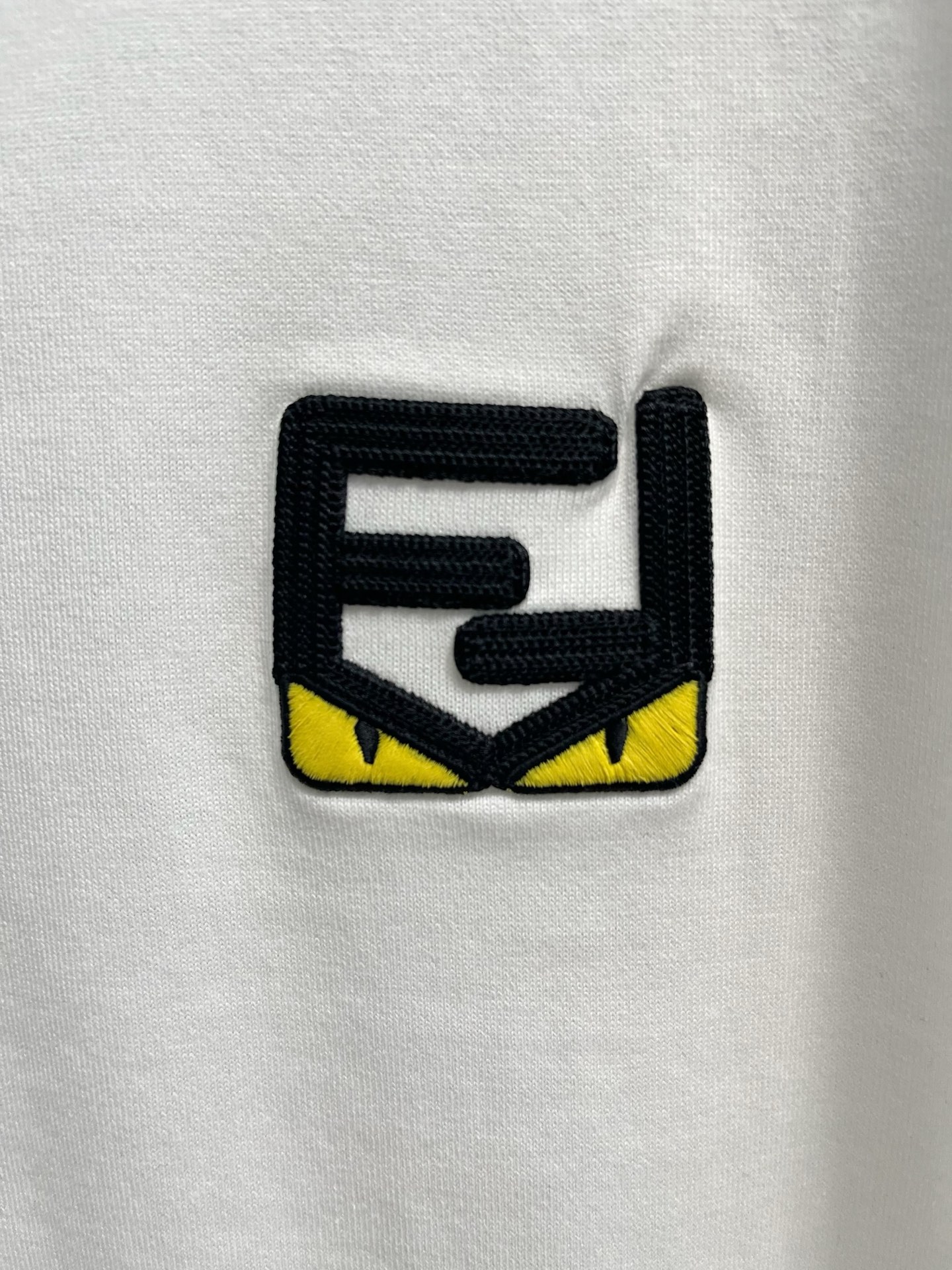  芬迪      ⚠️
重磅推荐！2025ss夏装新品 专柜在售 最新系列图案logo短袖T恤 必须人手