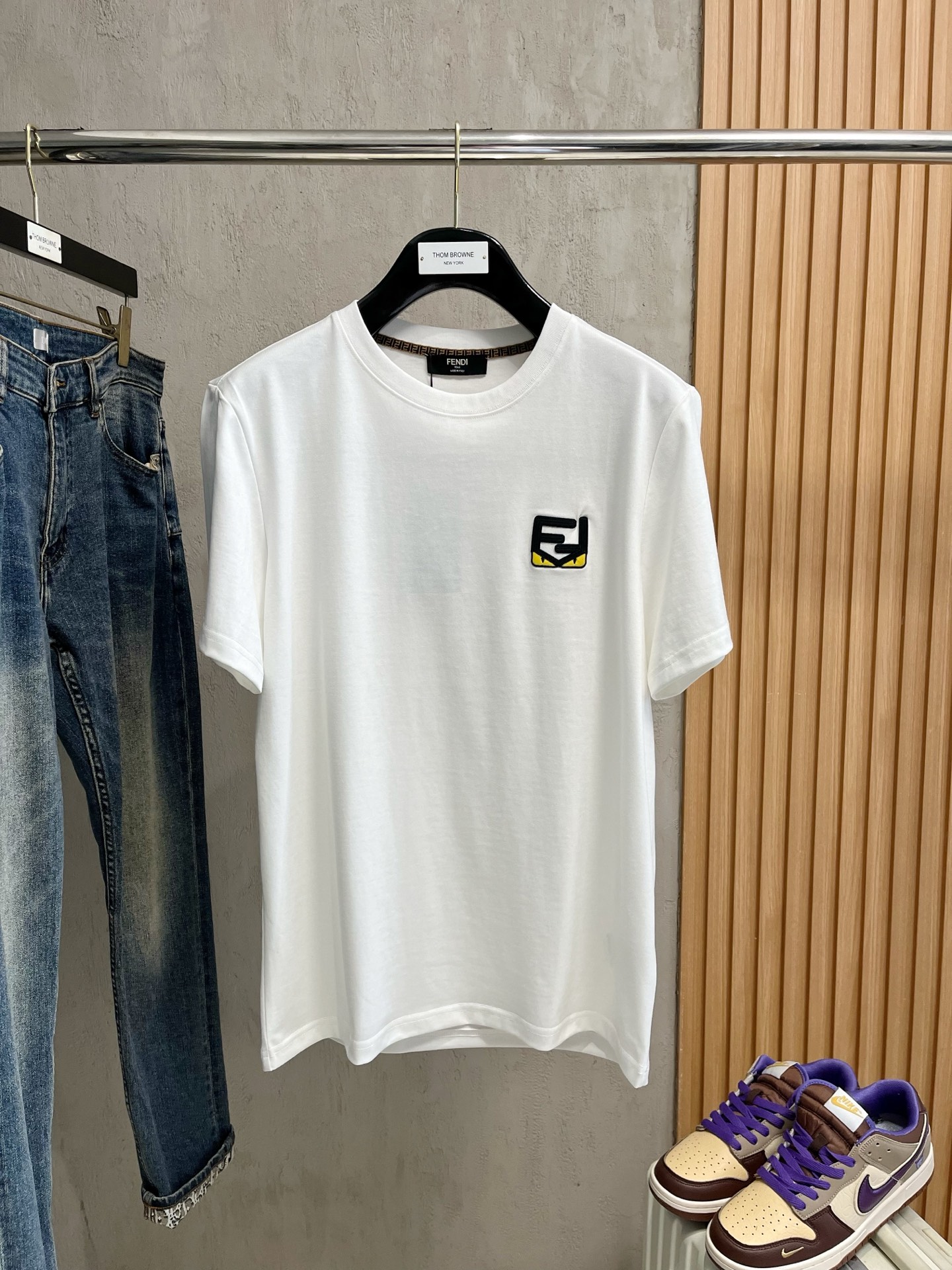  芬迪      ⚠️
重磅推荐！2025ss夏装新品 专柜在售 最新系列图案logo短袖T恤 必须人手