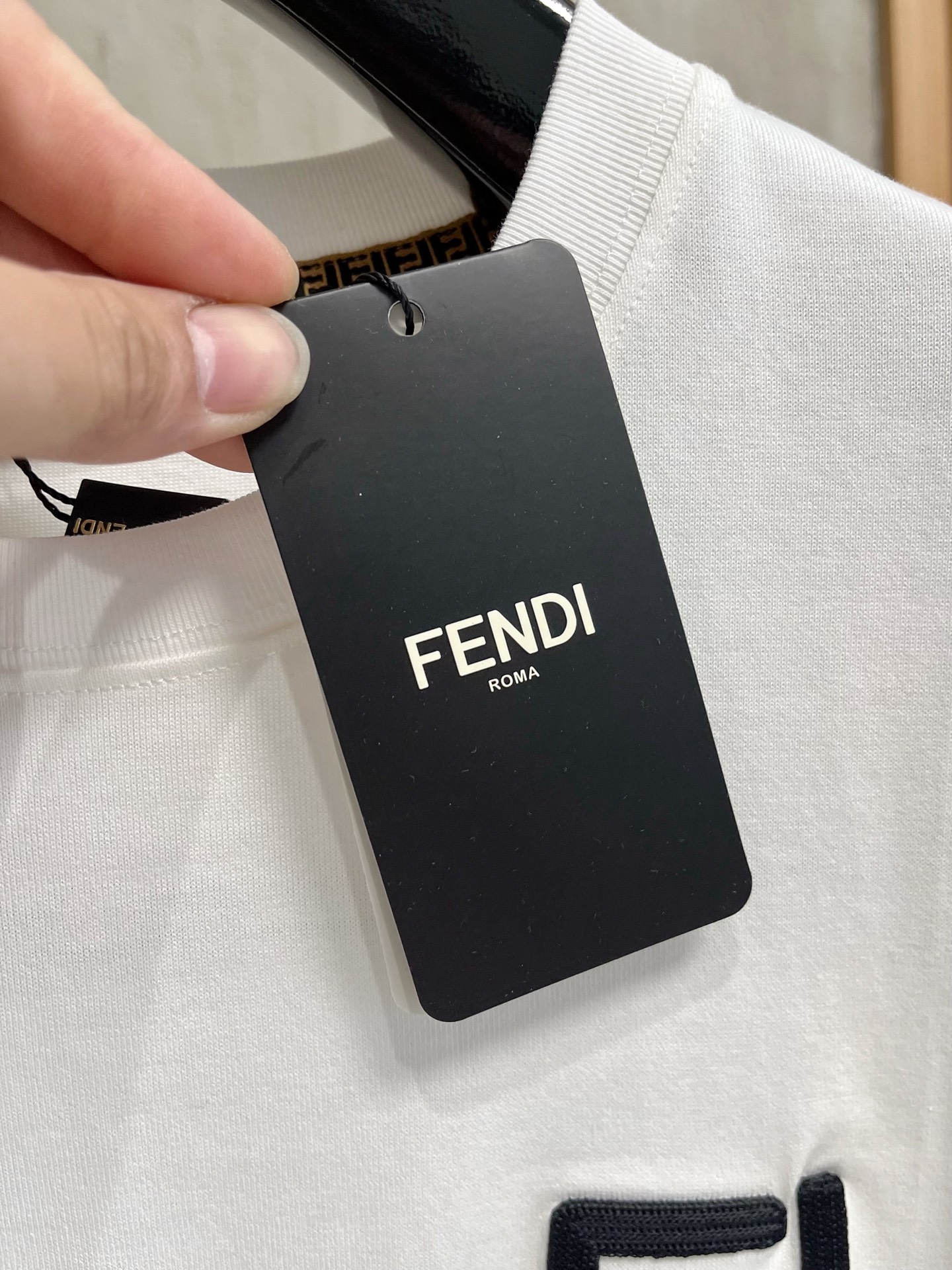  芬迪      ⚠️
重磅推荐！2025ss夏装新品 专柜在售 最新系列图案logo短袖T恤 必须人手