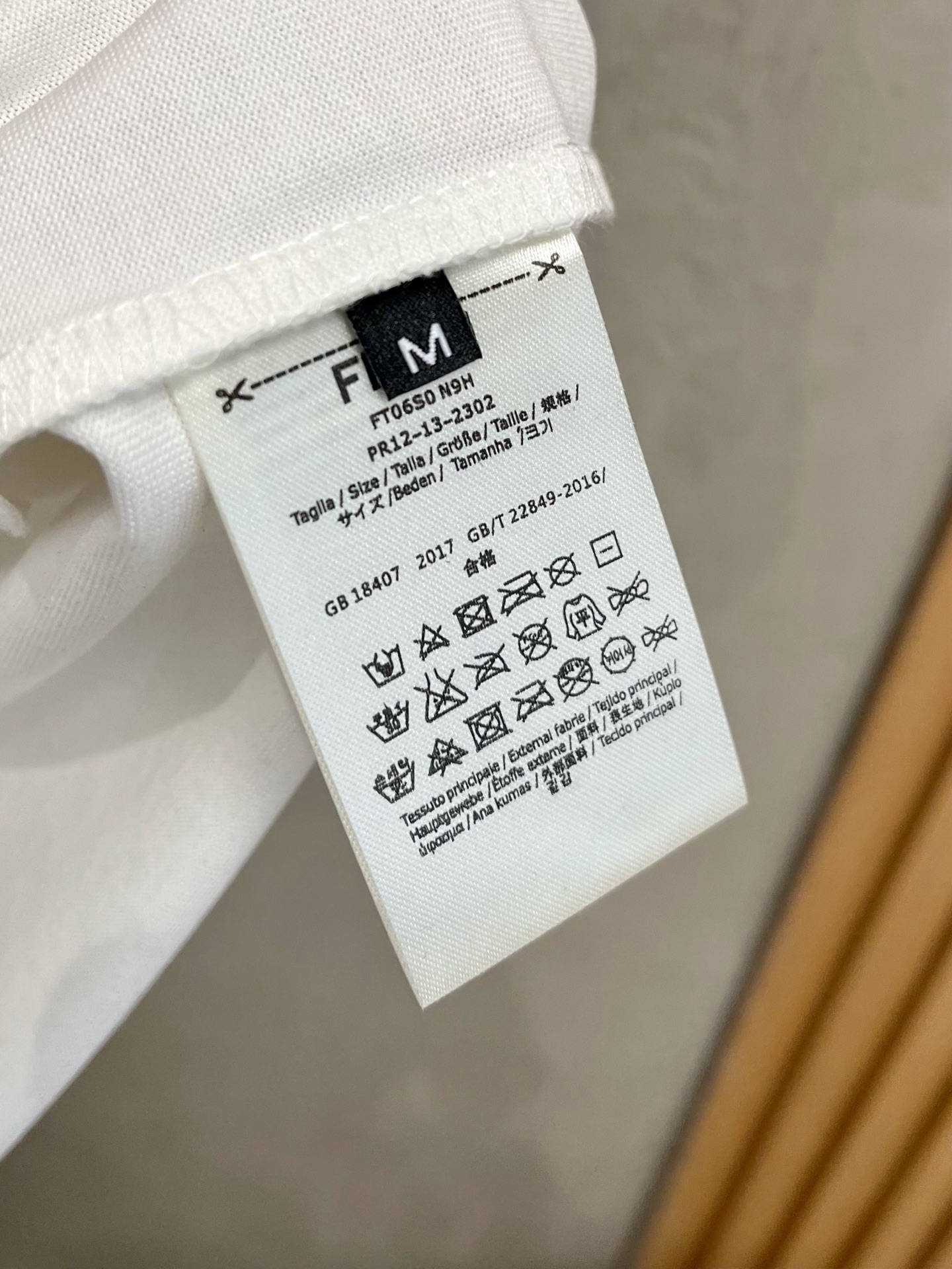  芬迪      ⚠️
重磅推荐！2025ss夏装新品 专柜在售 最新系列图案logo短袖T恤 必须人手