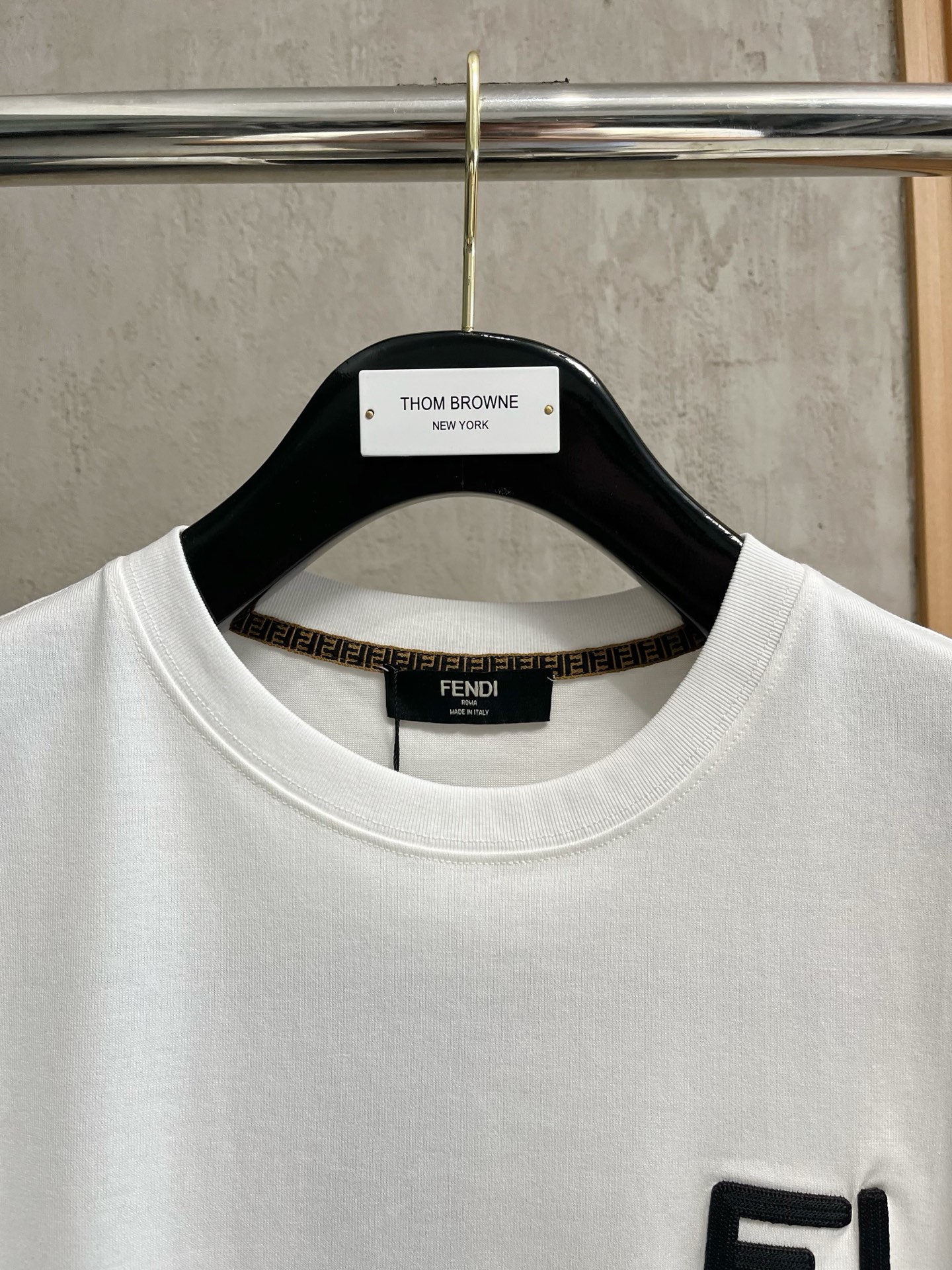  芬迪      ⚠️
重磅推荐！2025ss夏装新品 专柜在售 最新系列图案logo短袖T恤 必须人手