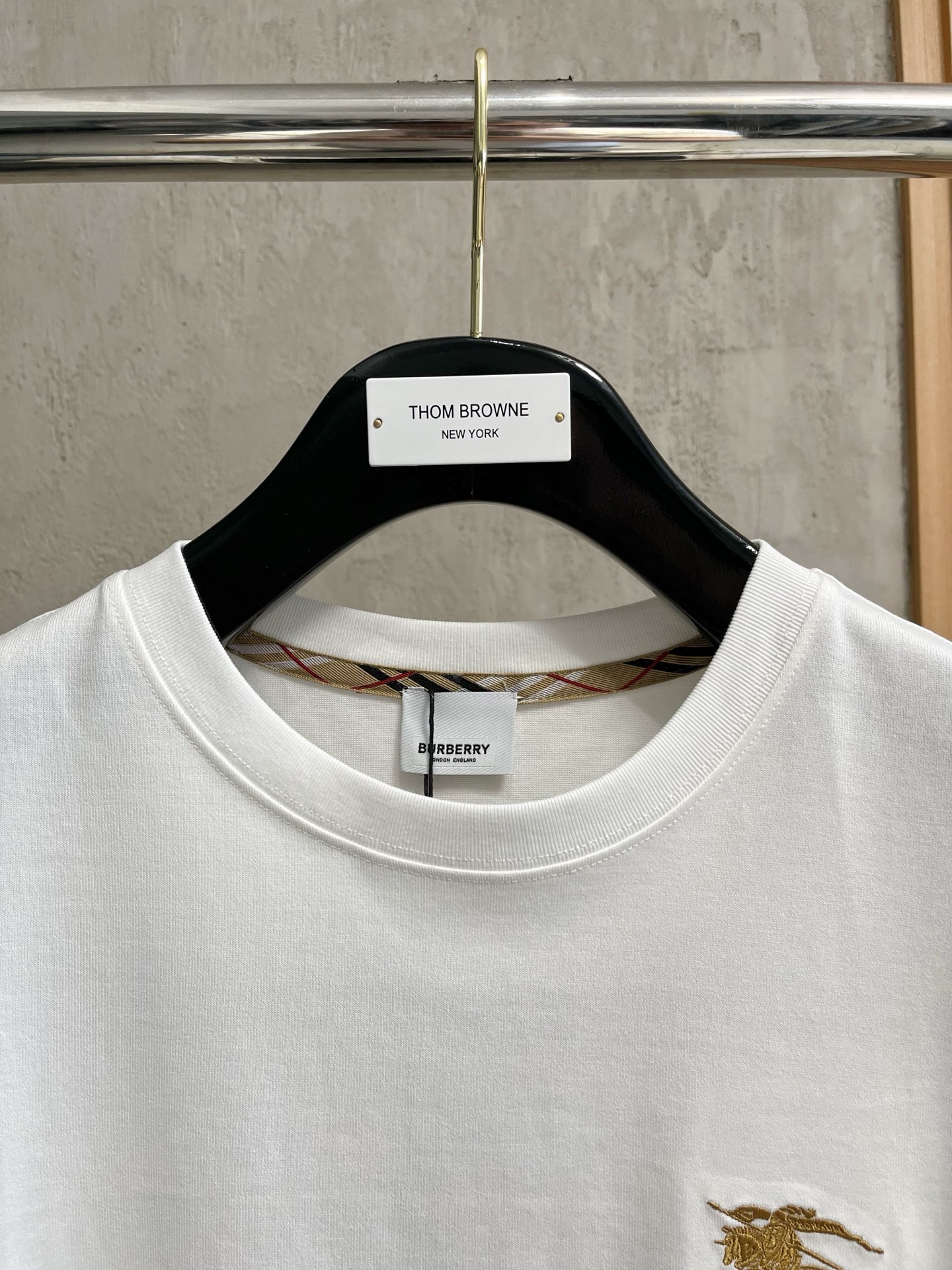  巴宝莉      ⚠️
重磅推荐！2025ss夏装新品 专柜在售 最新系列图案logo短袖T恤 必须人