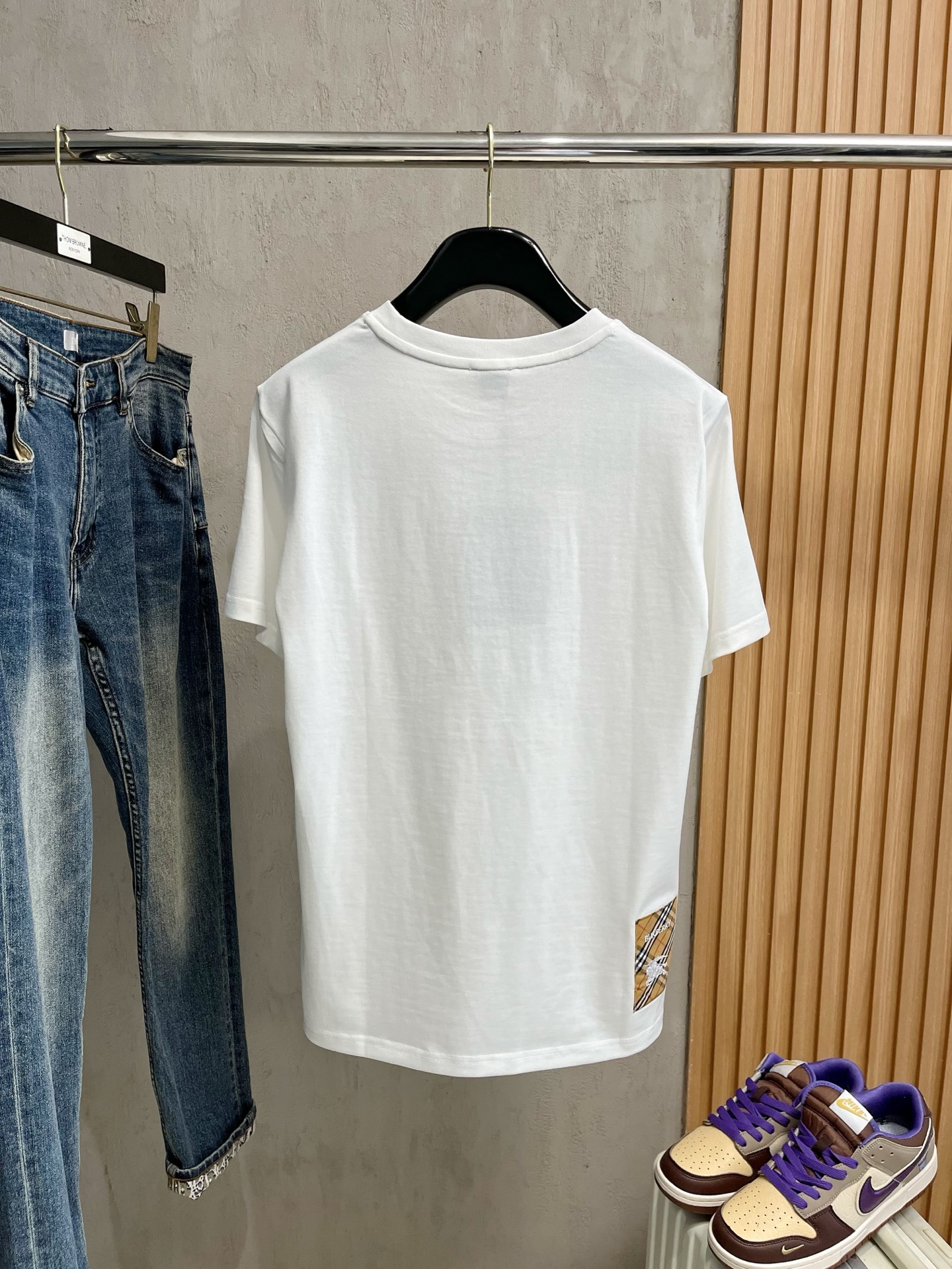  巴宝莉      ⚠️
重磅推荐！2025ss夏装新品 专柜在售 最新系列图案logo短袖T恤 必须人