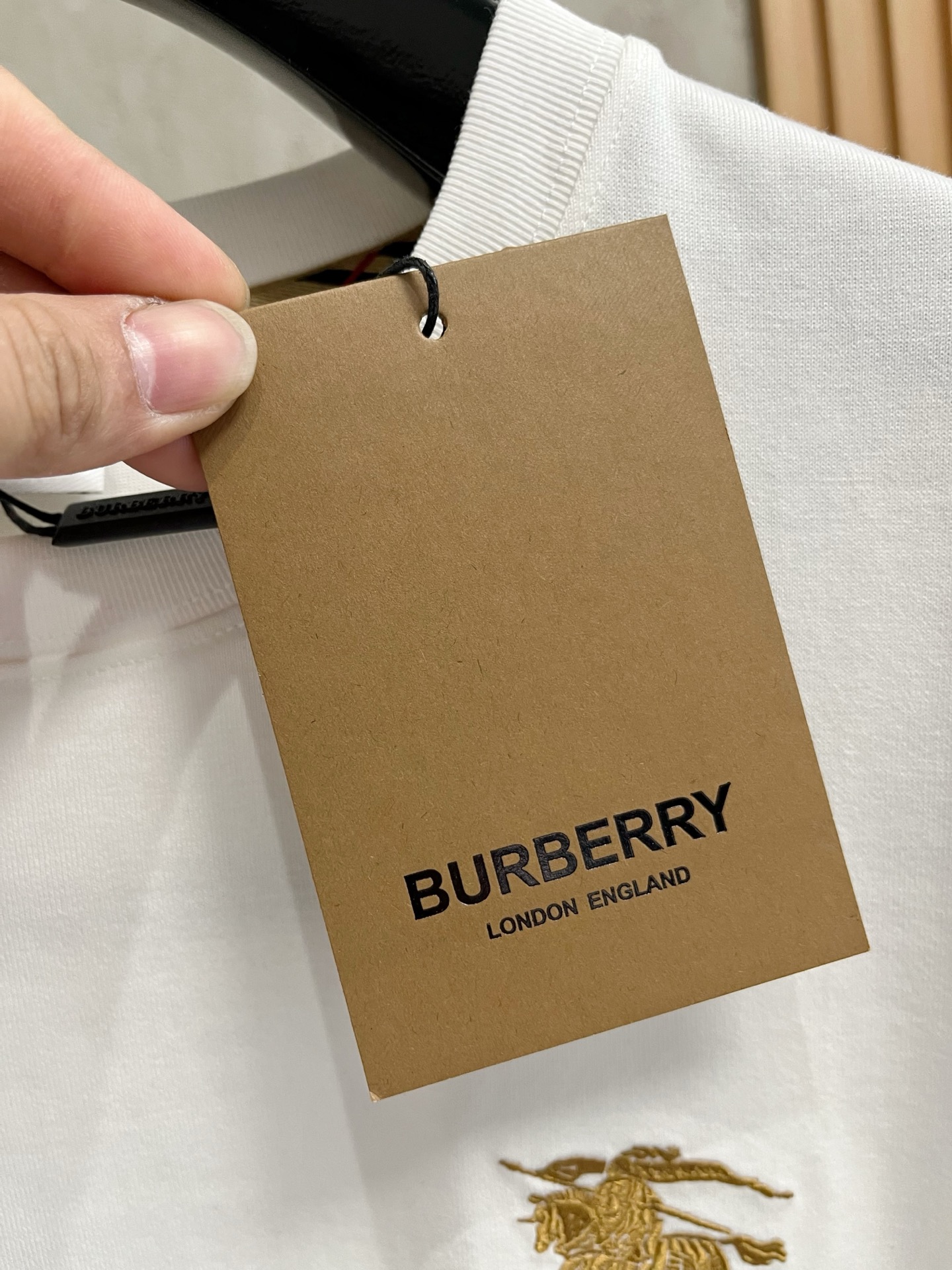  巴宝莉      ⚠️
重磅推荐！2025ss夏装新品 专柜在售 最新系列图案logo短袖T恤 必须人