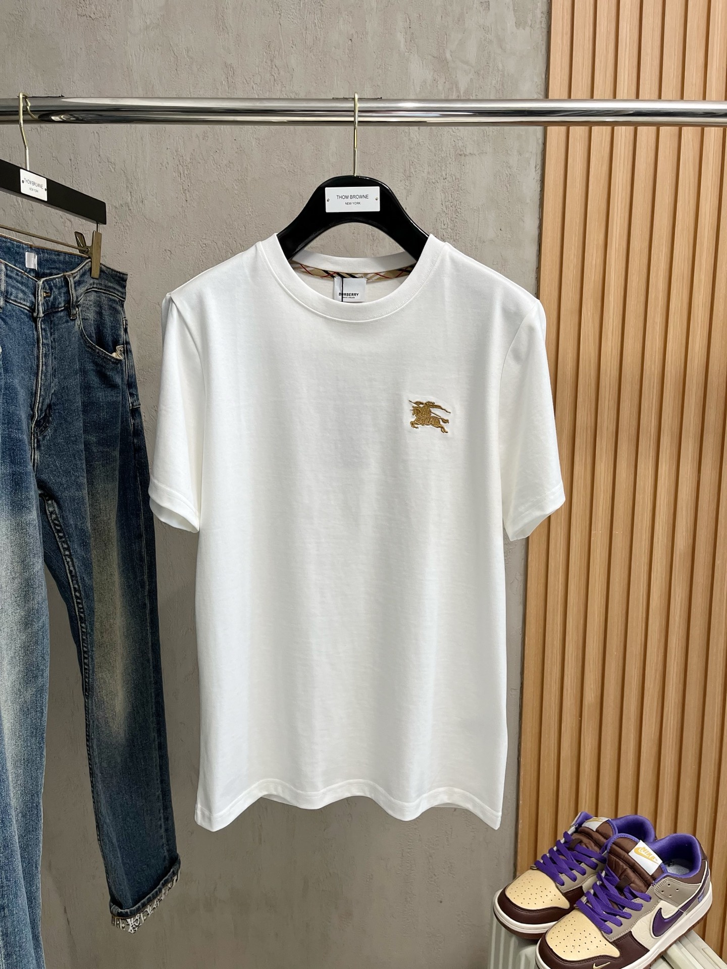  巴宝莉      ⚠️
重磅推荐！2025ss夏装新品 专柜在售 最新系列图案logo短袖T恤 必须人