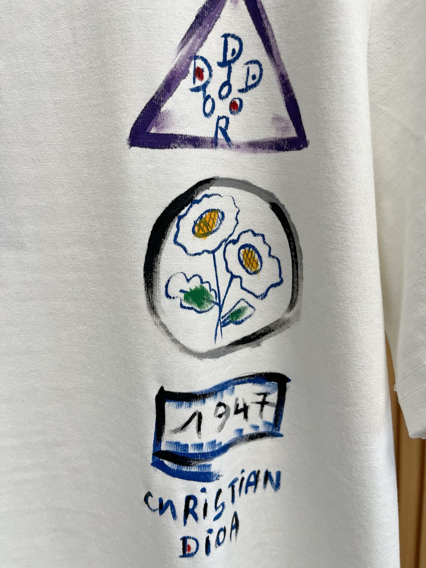  迪奥      ⚠️
重磅推荐！2025ss夏装新品 专柜在售 最新系列图案logo短袖T恤 必须人手