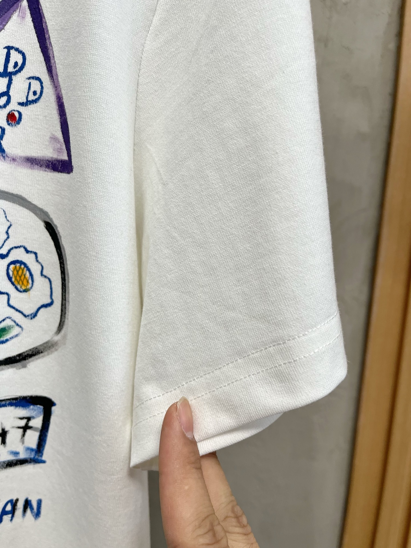  迪奥      ⚠️
重磅推荐！2025ss夏装新品 专柜在售 最新系列图案logo短袖T恤 必须人手