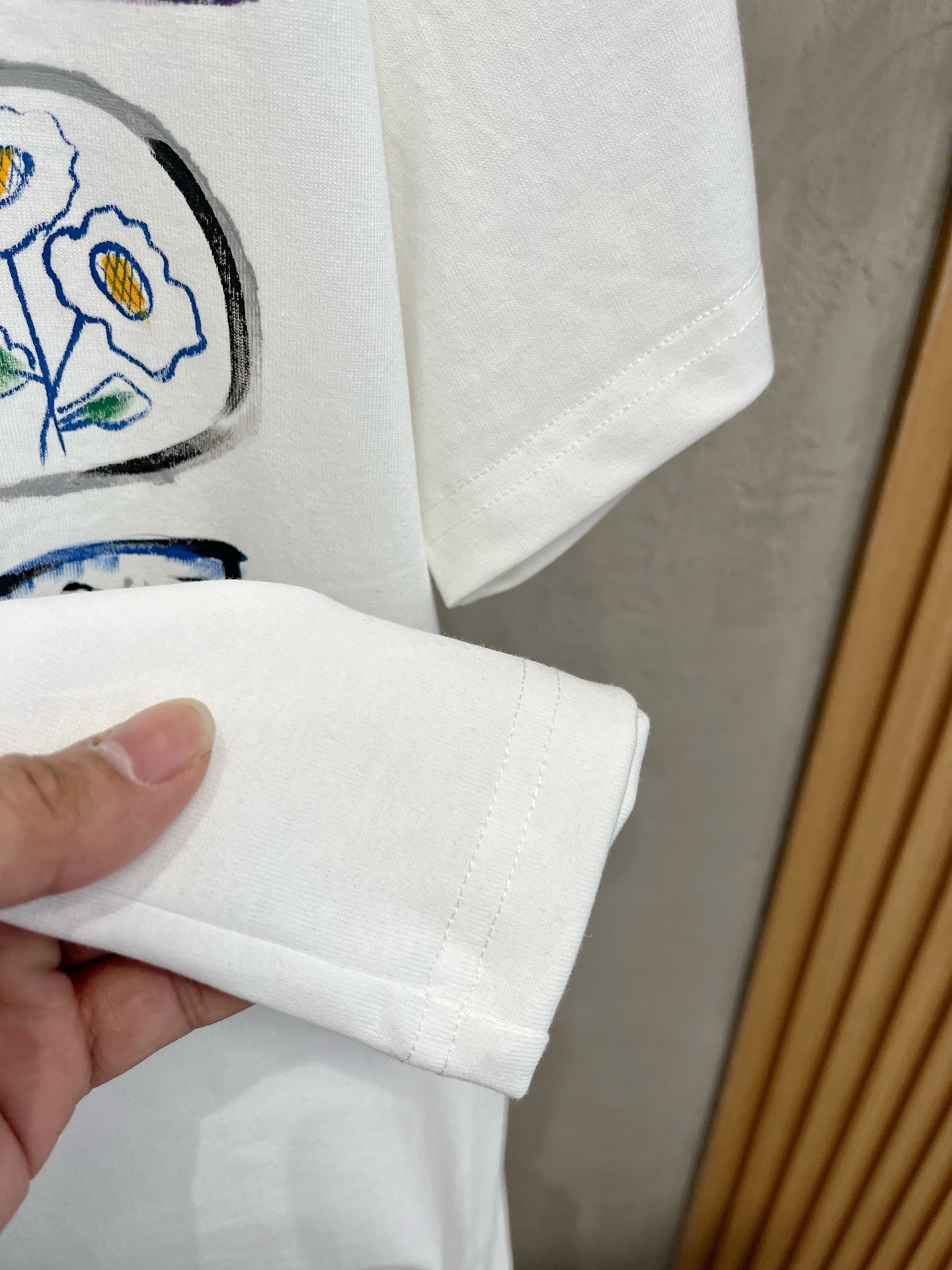  迪奥      ⚠️
重磅推荐！2025ss夏装新品 专柜在售 最新系列图案logo短袖T恤 必须人手