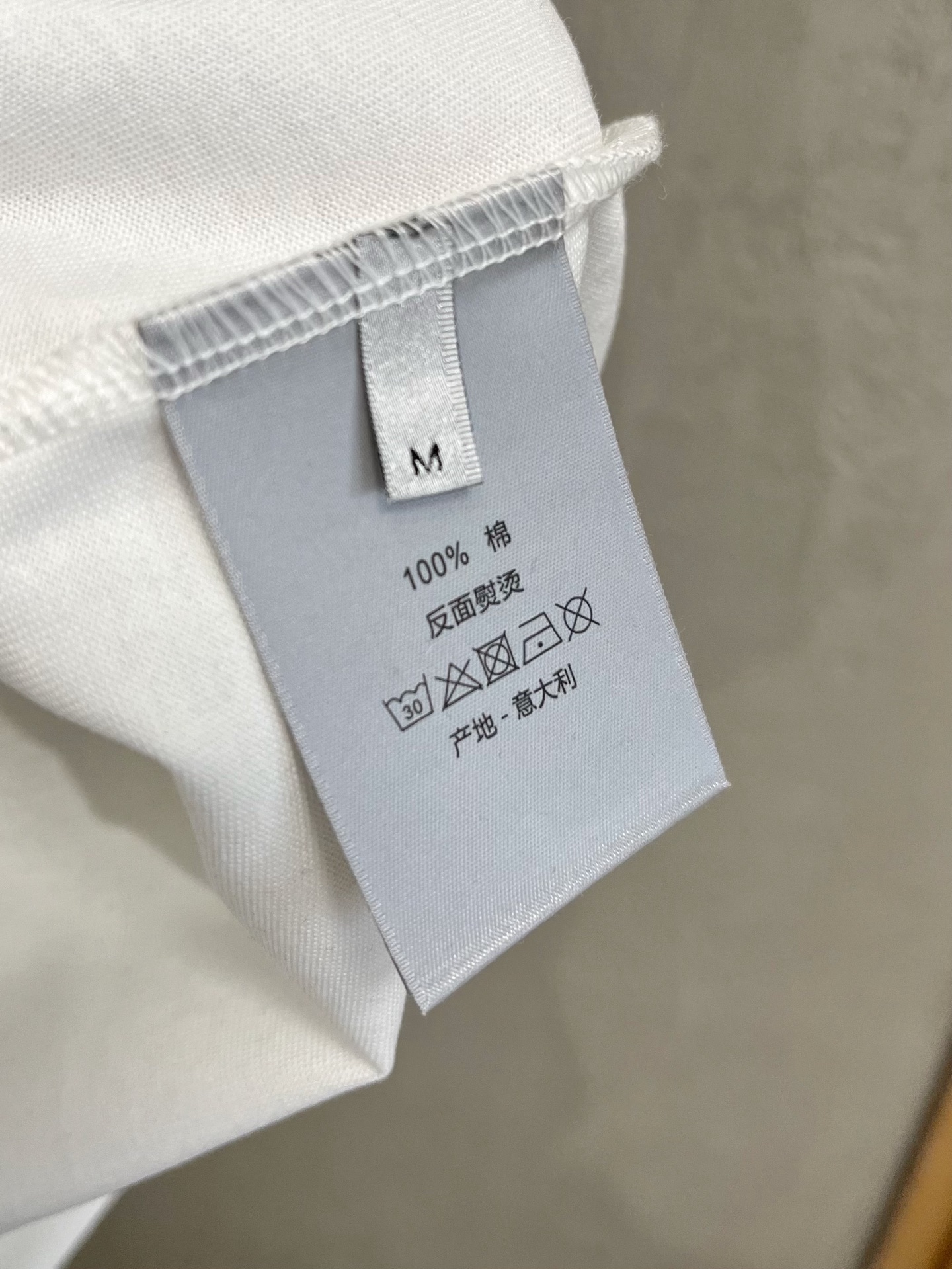  迪奥      ⚠️
重磅推荐！2025ss夏装新品 专柜在售 最新系列图案logo短袖T恤 必须人手