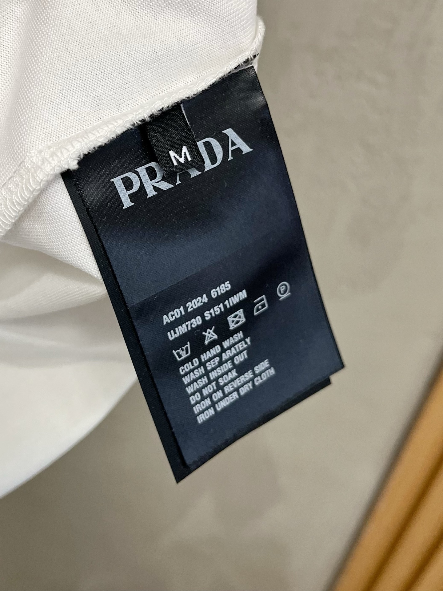  普拉达      ⚠️
重磅推荐！2025ss夏装新品 专柜在售 最新系列图案logo短袖T恤 必须人