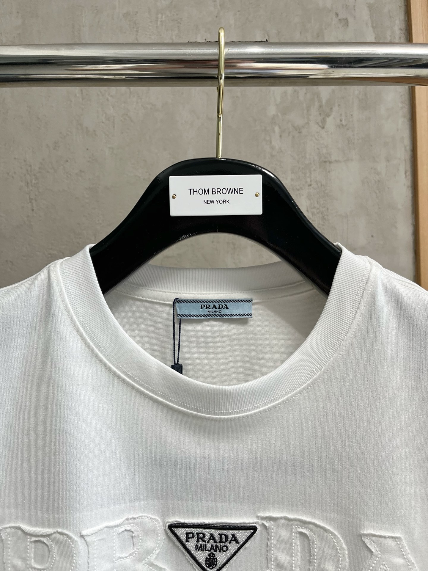  普拉达      ⚠️
重磅推荐！2025ss夏装新品 专柜在售 最新系列图案logo短袖T恤 必须人