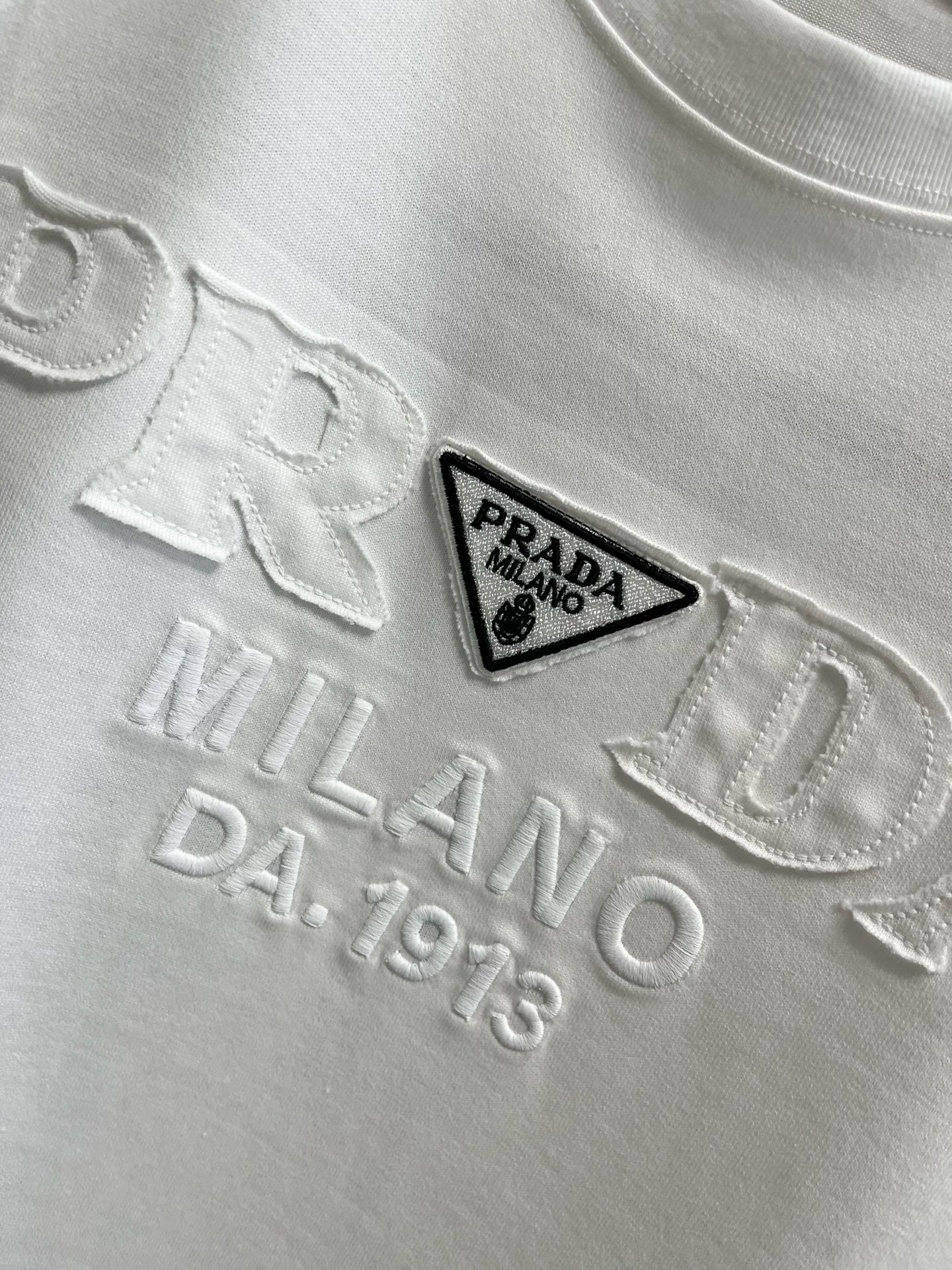  普拉达      ⚠️
重磅推荐！2025ss夏装新品 专柜在售 最新系列图案logo短袖T恤 必须人