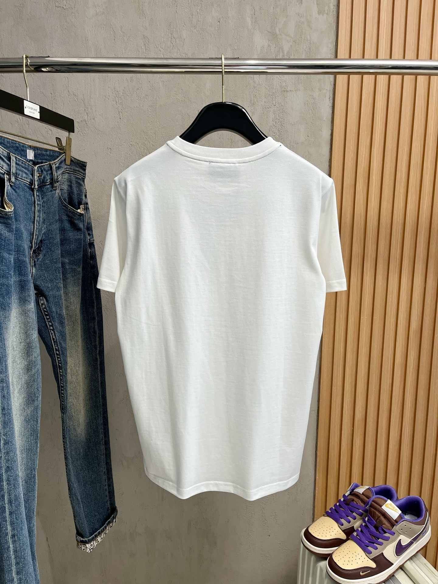  普拉达      ⚠️
重磅推荐！2025ss夏装新品 专柜在售 最新系列图案logo短袖T恤 必须人